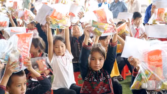 Trao tặng quà trung thu "Lồng đèn thắp sáng ước mơ" cho trẻ em vùng khó khăn