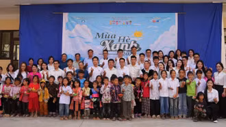  “Trao tặng yêu thương - tiếp bước tới trường” cho học sinh xã Phình Hồ