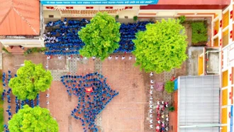 Bản đồ Việt Nam do học sinh Trường THPT số 3 thành phố Lào Cai xếp thành.