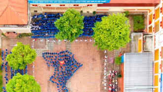 Bản đồ Việt Nam do học sinh Trường THPT số 3 thành phố Lào Cai xếp thành.