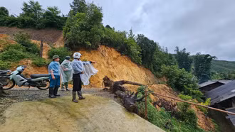 Xã Tả Van: Kịp thời hỗ trợ người dân tại địa bàn có nguy cơ sạt lở