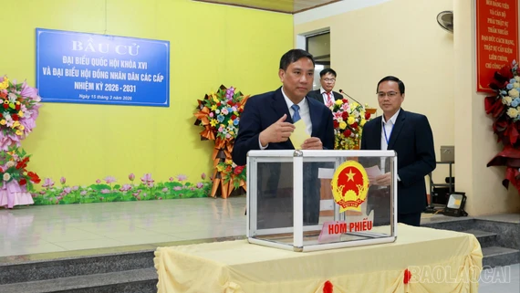 Đồng chí Hoàng Giang, Phó Bí thư Thường trực Tỉnh ủy dự khai mạc bầu cử và bỏ phiếu bầu tại xã Trấn Yên 