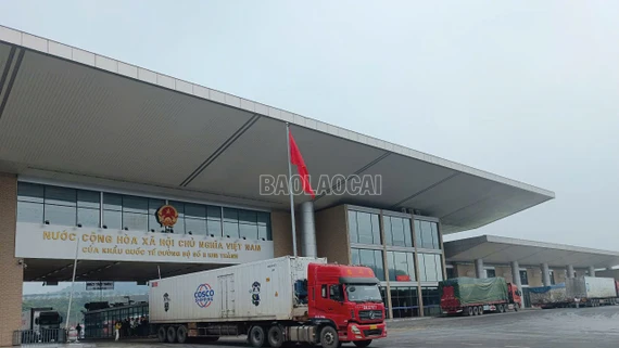 Ngày đầu năm, Cửa khẩu Kim Thành đạt kim ngạch xuất - nhập khẩu trên 3 triệu USD