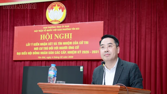 Chủ tịch UBND tỉnh Nguyễn Tuấn Anh trình bày Chương trình hành động tại Hội nghị lấy ý kiến cử tri Tổ dân phố Đồng Tâm 14