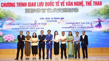 Trường THPT Chuyên Lào Cai giao lưu với các trường THPT Hà Khẩu (Trung Quốc)