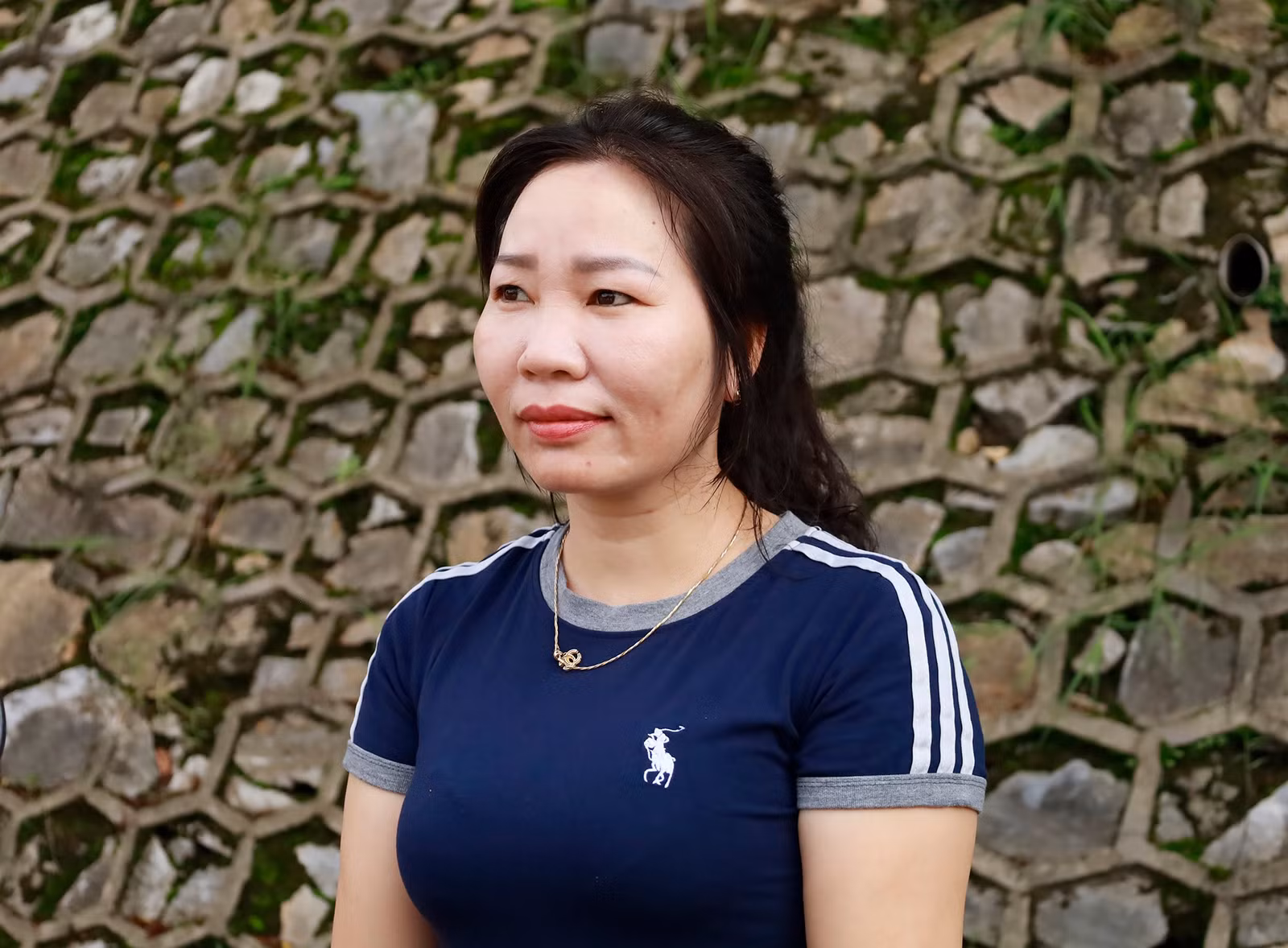 Chị Hoàng Thị Ngoãn hồi hộp đợi con trai thi xong.