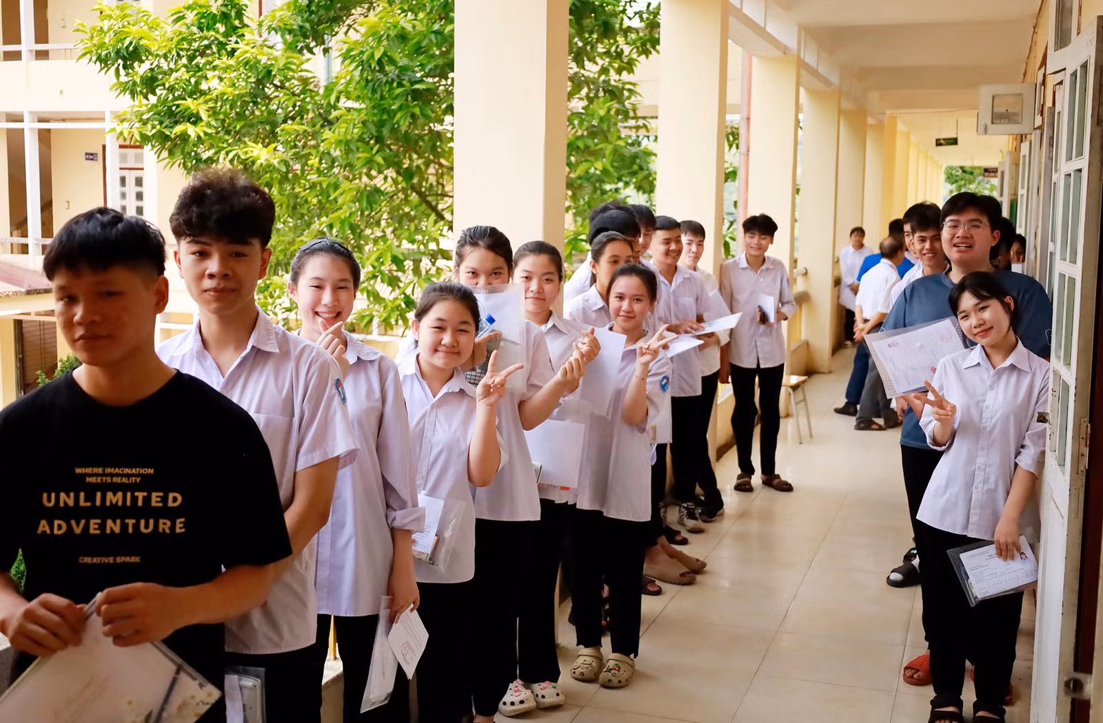 Các thí sinh có tâm trạng thoải mái, vui vẻ trước khi bước vào môn thi thứ 2.