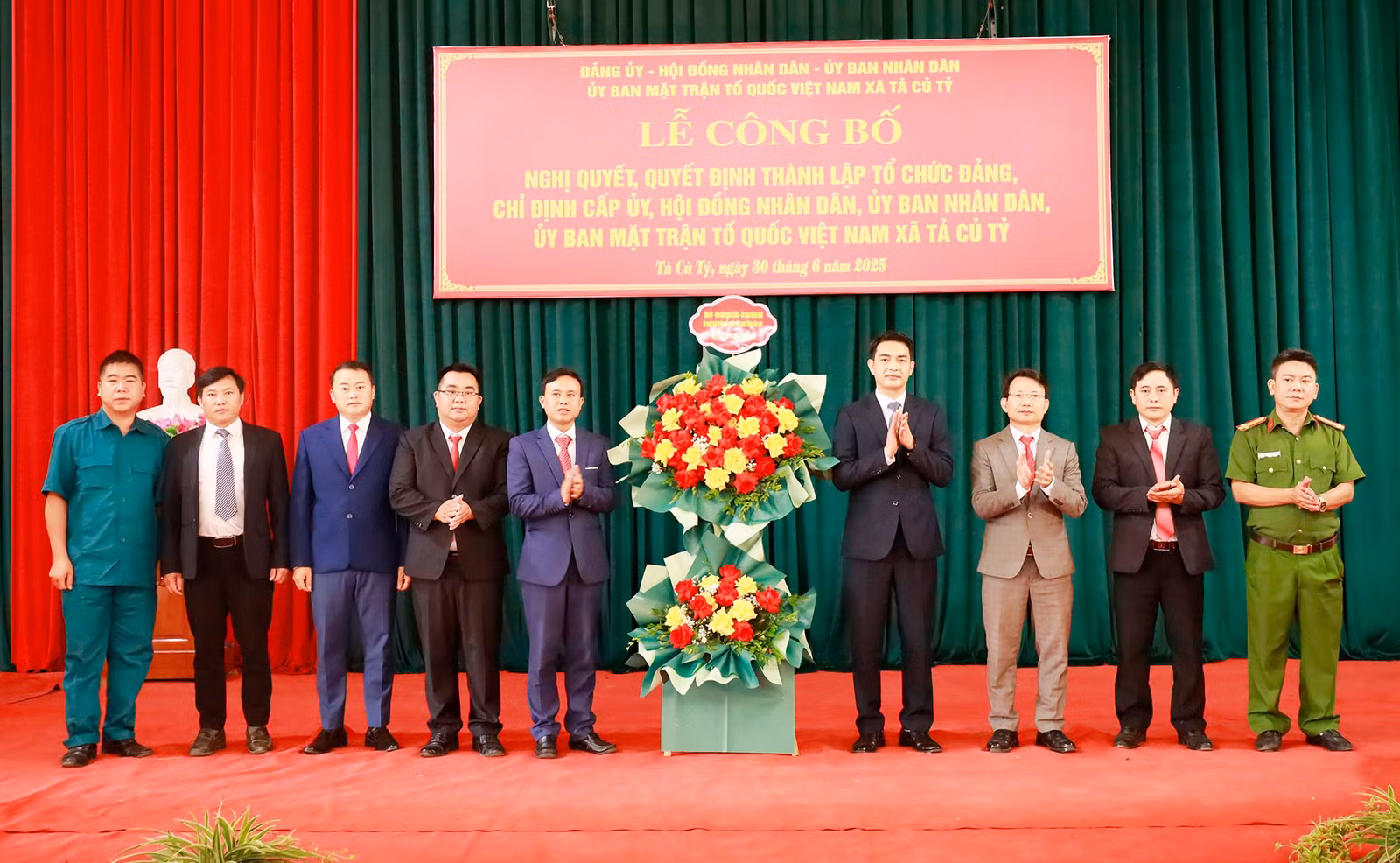 Trao quyết định và tặng hoa chúc mừng Ban Chấp hành Đảng bộ xã Tả Củ Tỷ, nhiệm kỳ 2020 - 2025.