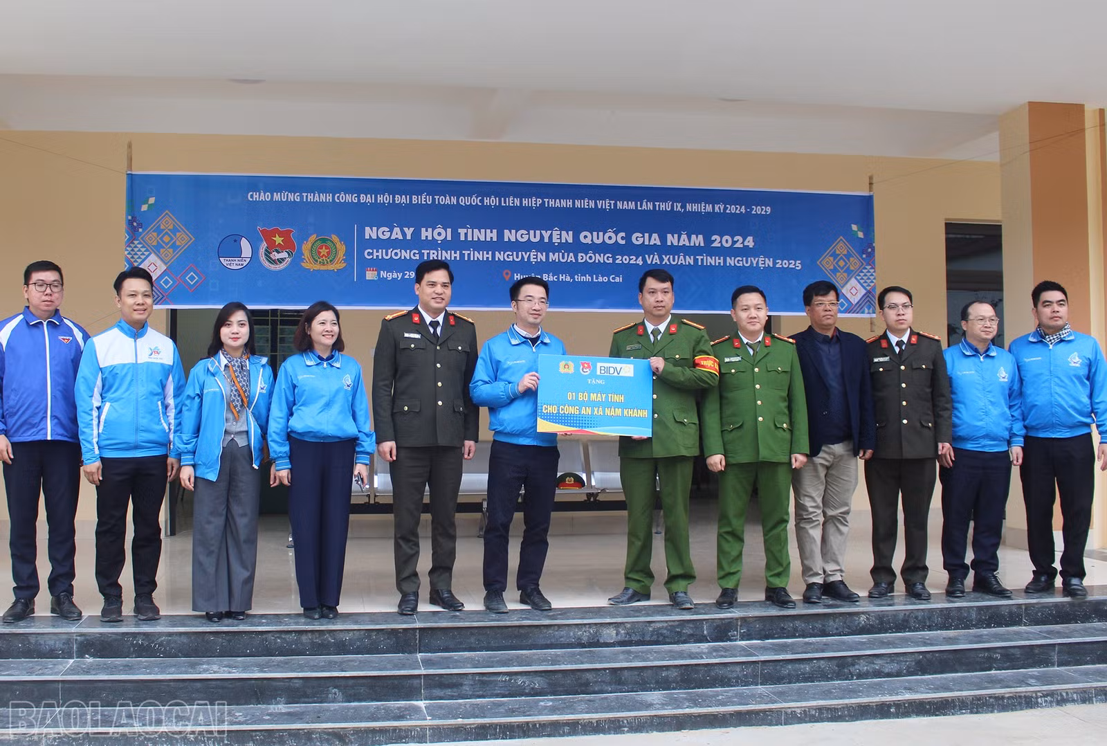 Tặng máy tính cho Công an xã Nậm Khánh.