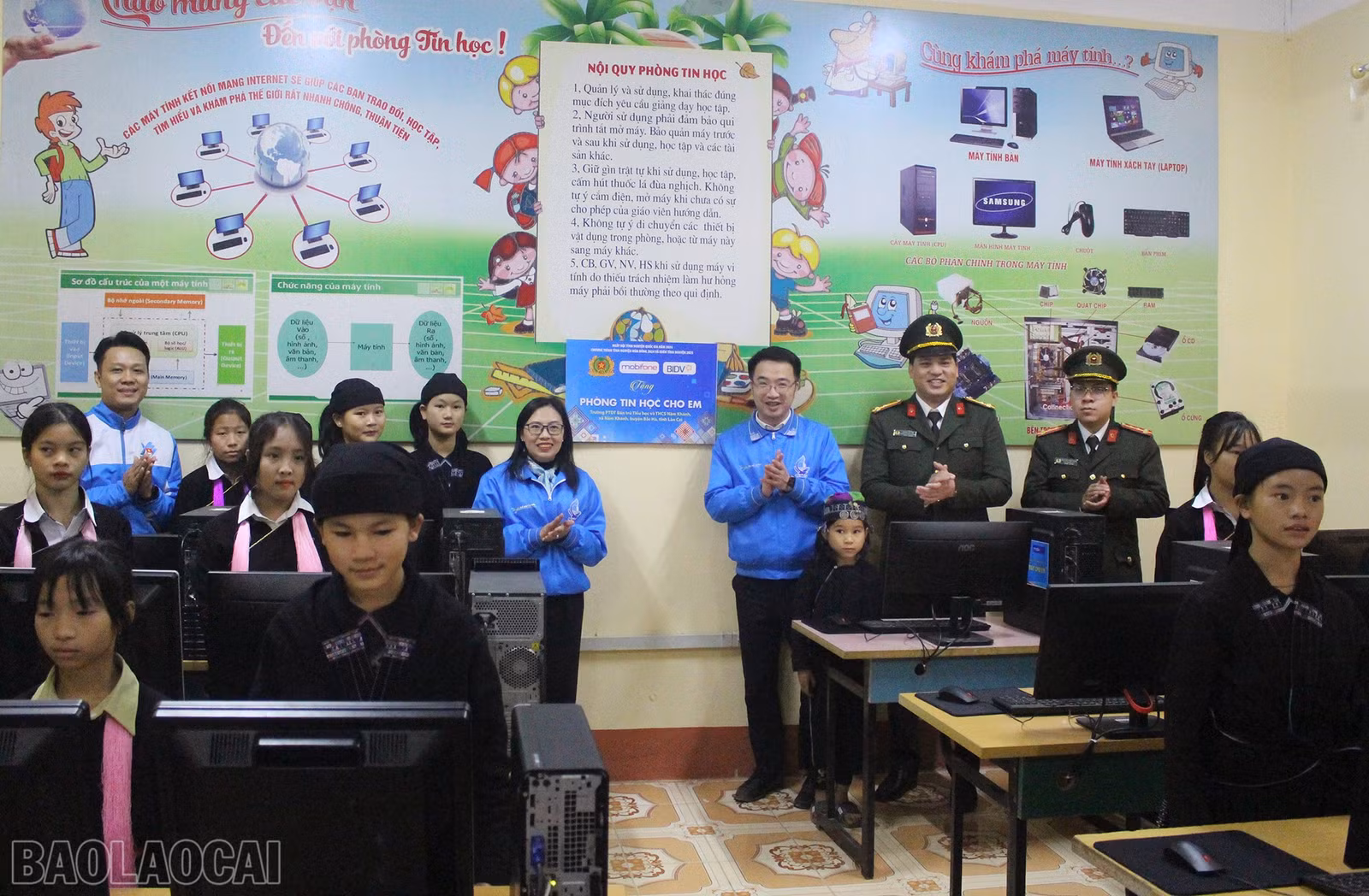 Khánh thành phòng máy tính cho em.
