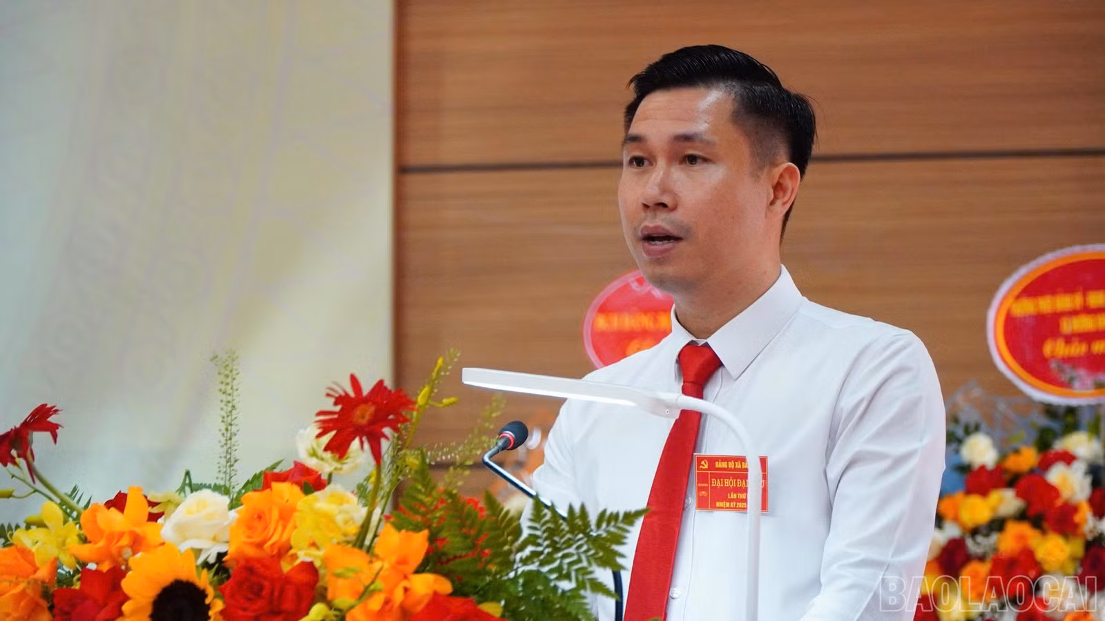 Đồng chí Nguyễn Trọng Huân, Bí thư đảng ủy xã Bản Lầu phát biểu khai mạc đại hội.