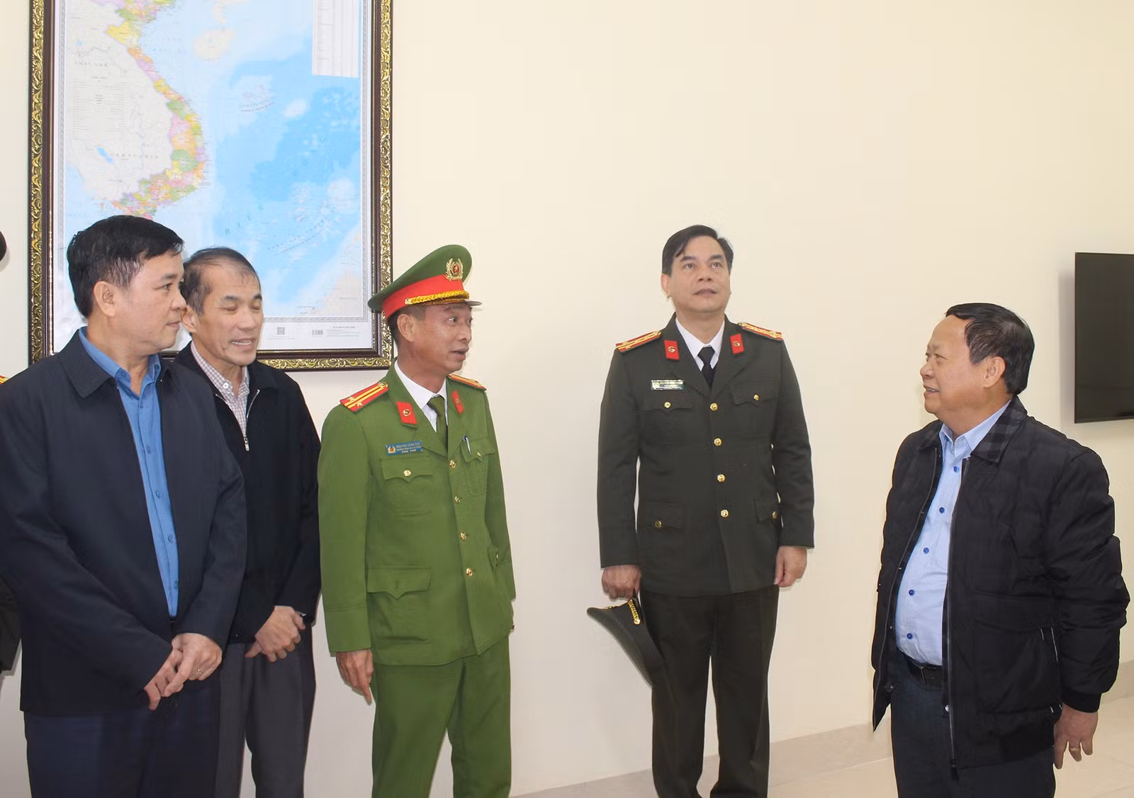 Các đại biểu tham quan phòng làm việc của các cán bộ, chiến sĩ.