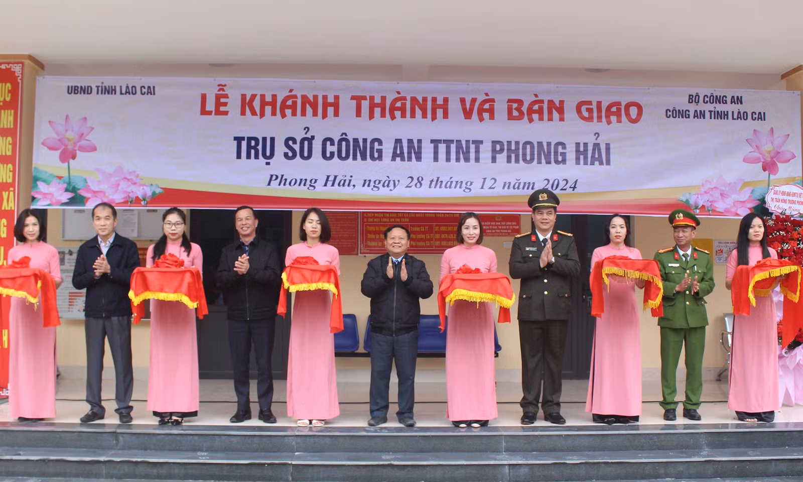 Các đại biểu cắt băng khánh thành trụ sở Công an thị trấn Nông trường Phong Hải.
