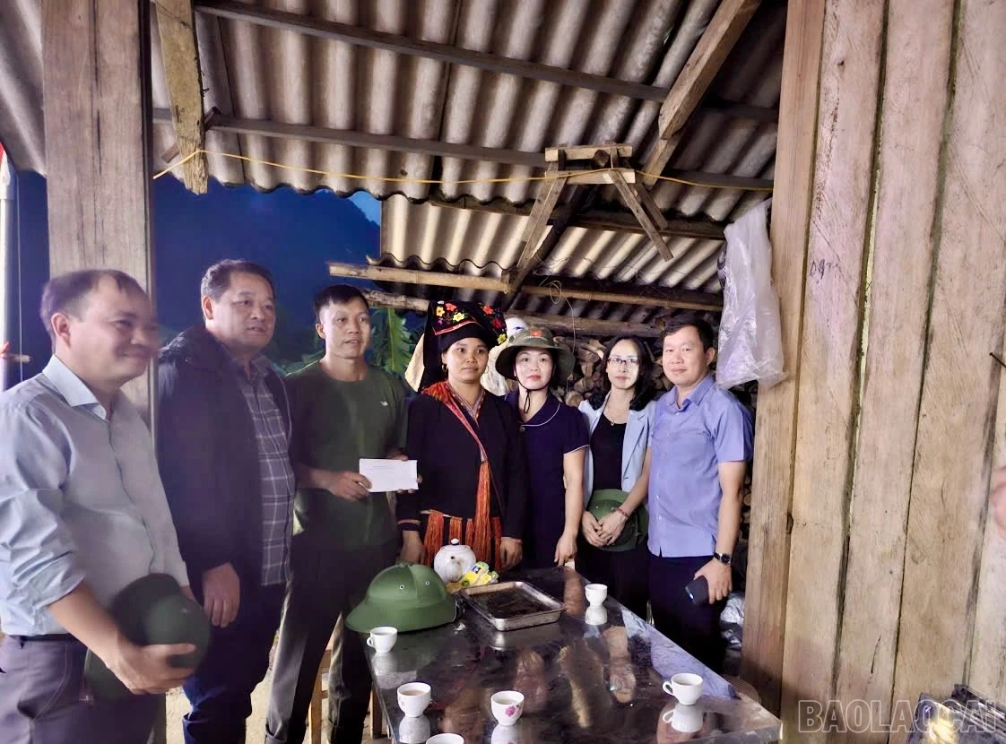 Đồng chí Lý Bình Minh thăm hỏi, động viên gia đình bị ảnh hưởng do hoàn lưu bão số 10.
