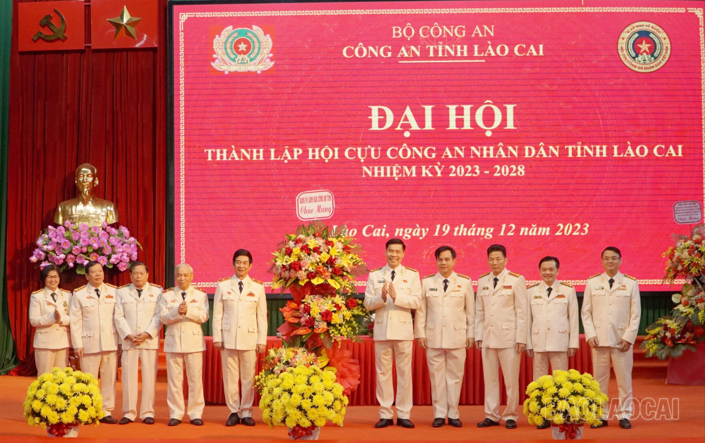 Dịp này, Hội Cựu công an nhân dân Việt Nam, Tỉnh ủy - HĐND - UBND - Ủy ban MTTQ Việt Nam tỉnh, Công an tỉnh Lào Cai tặng hoa chúc mừng thành công đại hội. img-20231219-181629-8056-1684.jpg