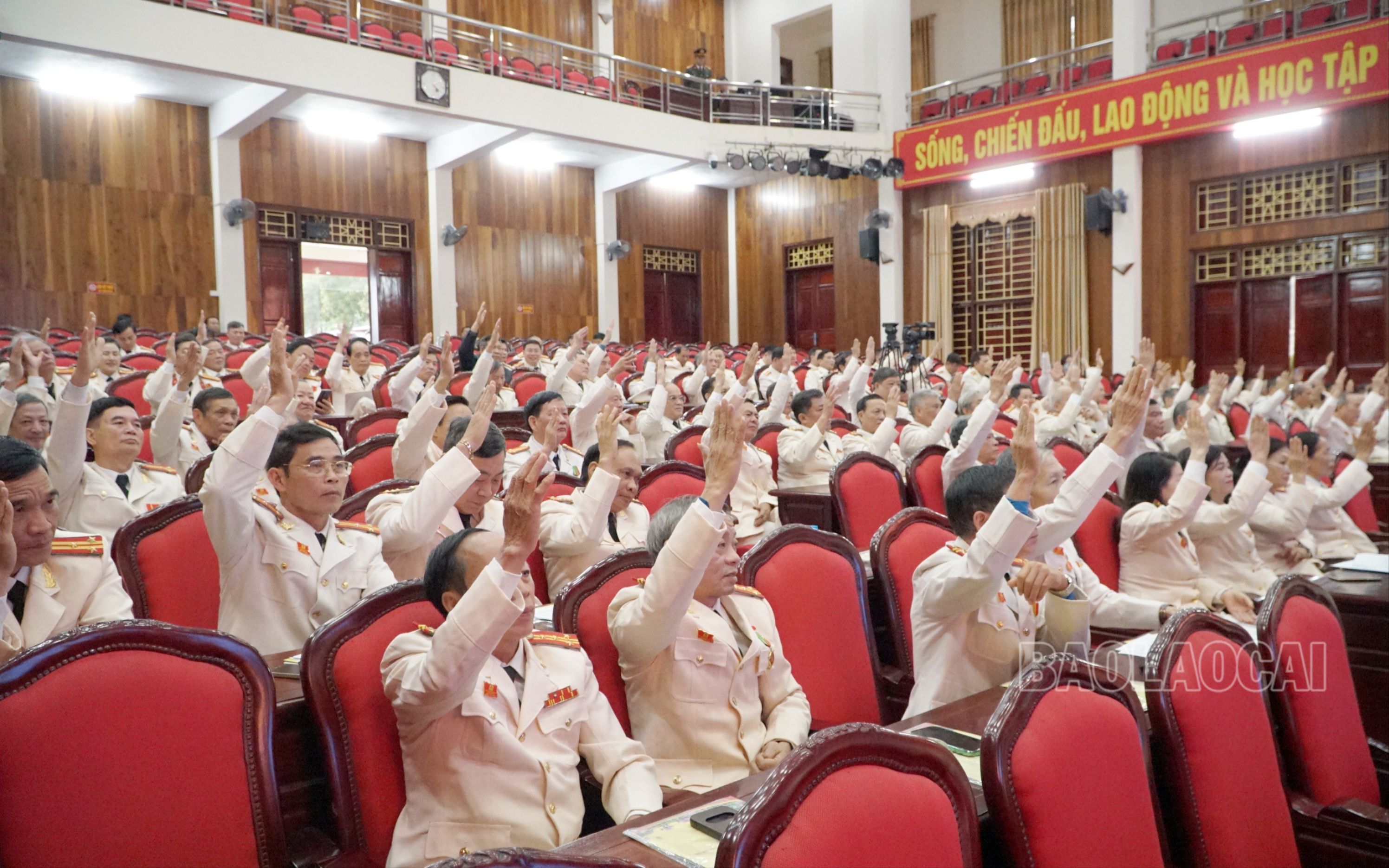 Các đại biểu biểu quyết tại đại hội. img-20231219-181221-6080-166.jpg
