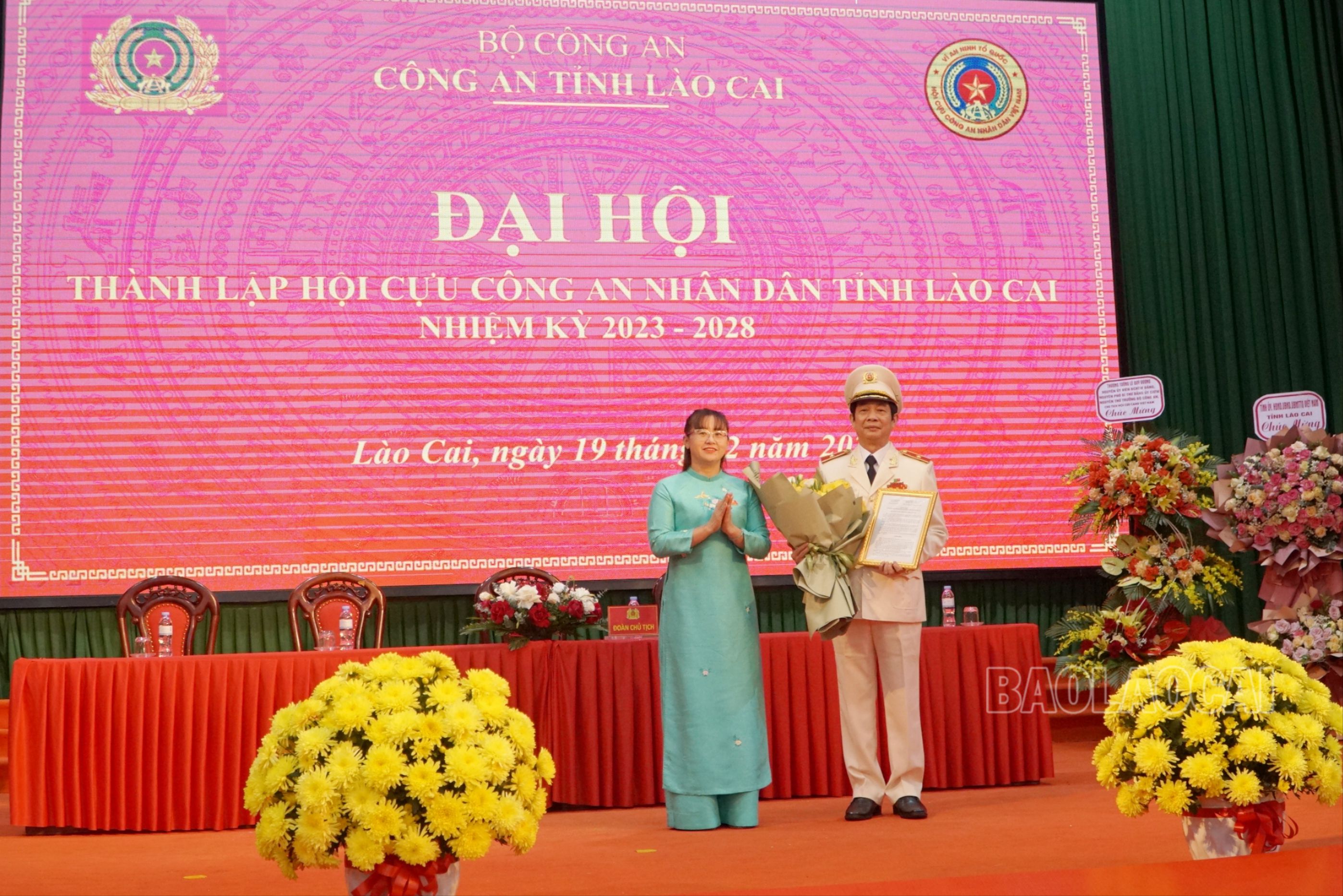 Trao quyết định thành lập Hội Cựu công an nhân dân tỉnh Lào Cai. img-20231219-180948-5347-1822.jpg