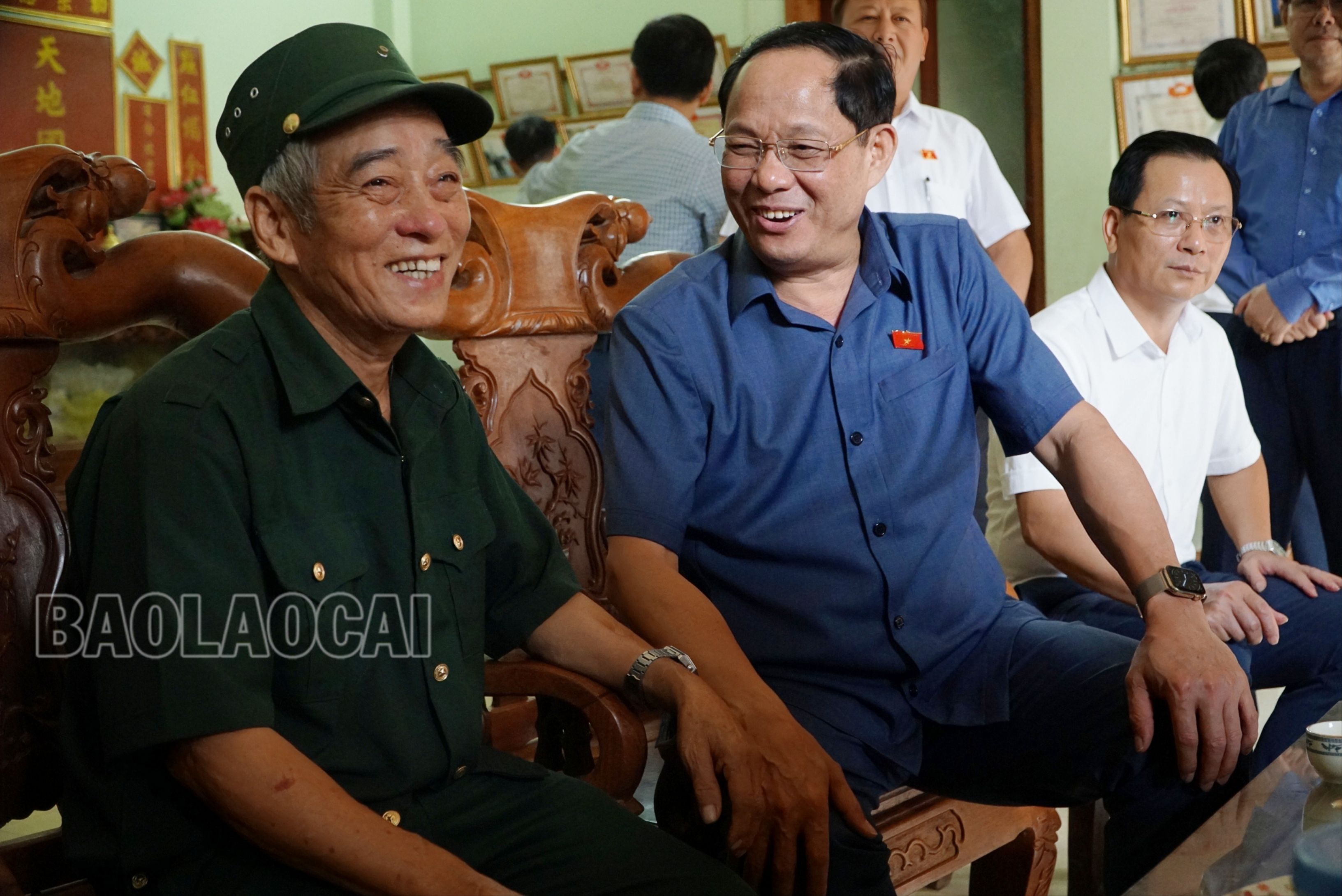 Phó Chủ tịch Quốc hội Trần Quang Phương thăm, tặng quà gia đình thương binh Lý Sáo Phìn ở thôn Gia Khâu A, xã Nậm Chảy. MTXX_MH20230705_134903187.jpg
