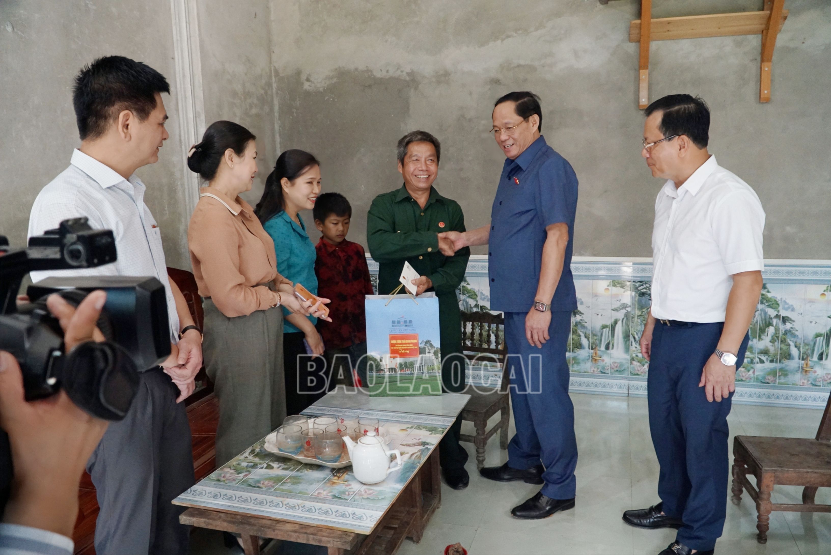 Đoàn đến thăm và tặng quà gia đình chính sách (gia đình ông Thền Chẩn Mìn) ở thôn Nậm Rúp, xã Thanh Bình. MTXX_MH20230705_135544553.jpg