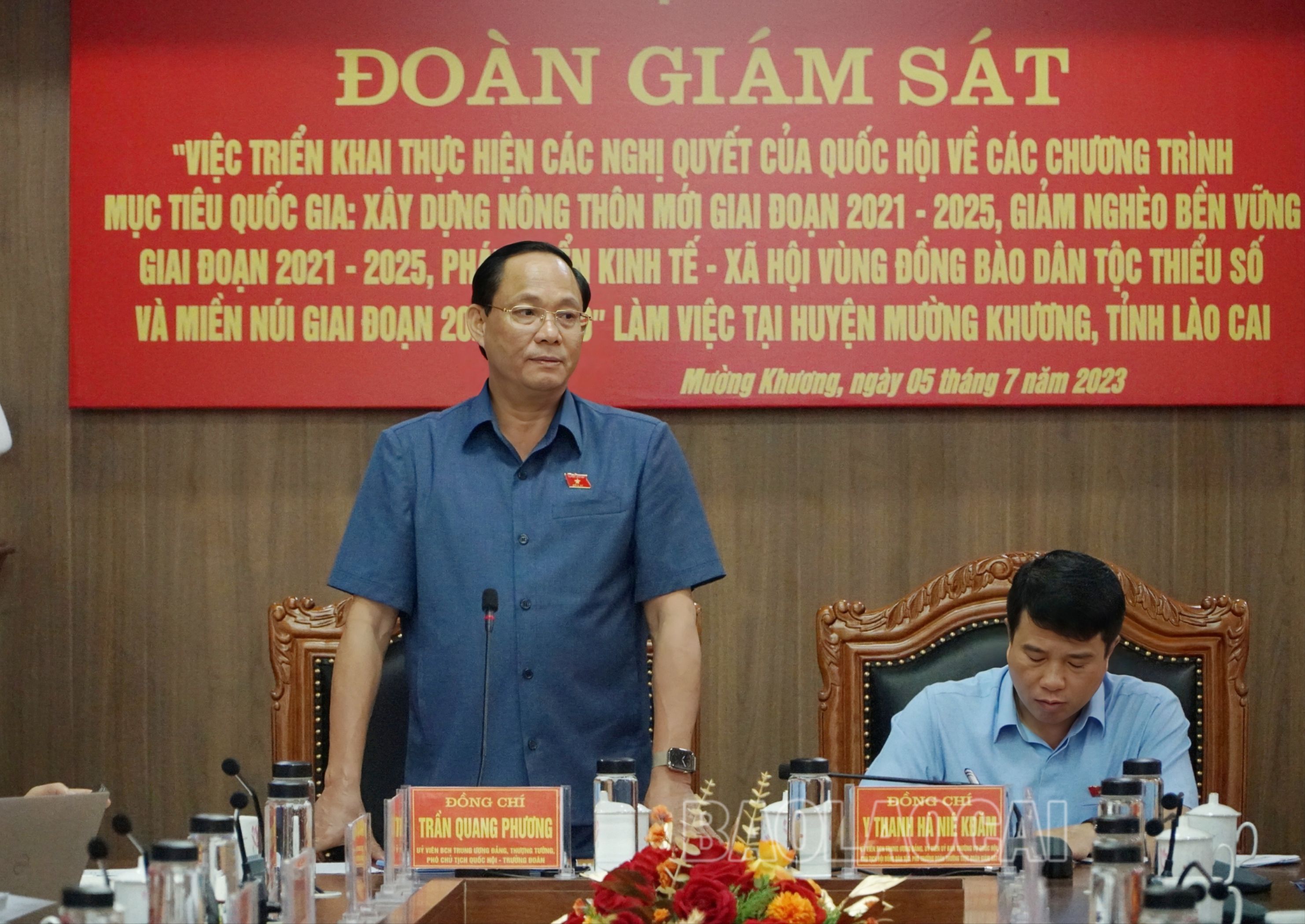 Thượng tướng Trần Quang Phương, Ủy viên Ban Chấp hành Trung ương Đảng, Phó Chủ tịch Quốc hội, Trưởng Đoàn giám sát Quốc hội đánh giá cao những kết quả huyện Mường Khương đạt được trong triển khai các chương trình mục tiêu quốc gia, đồng thời chia sẻ với những khó khăn địa phương gặp phải khi triển khai các chương trình. MTXX_MH20230705_135117952.jpg