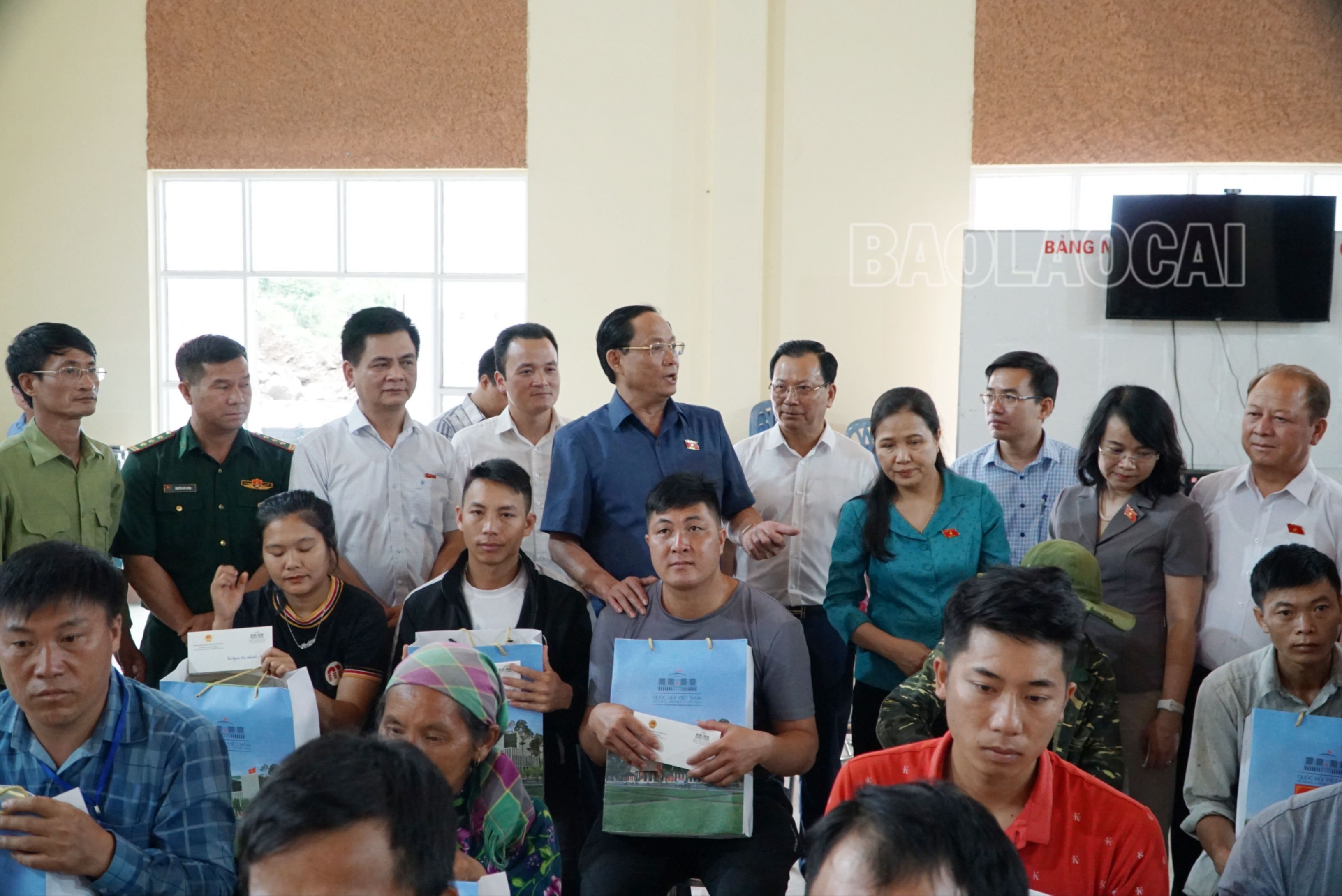 Tặng quà cho các hộ nghèo, gia đình chính sách xã Nậm Chảy. MTXX_MH20230705_135228843.jpg