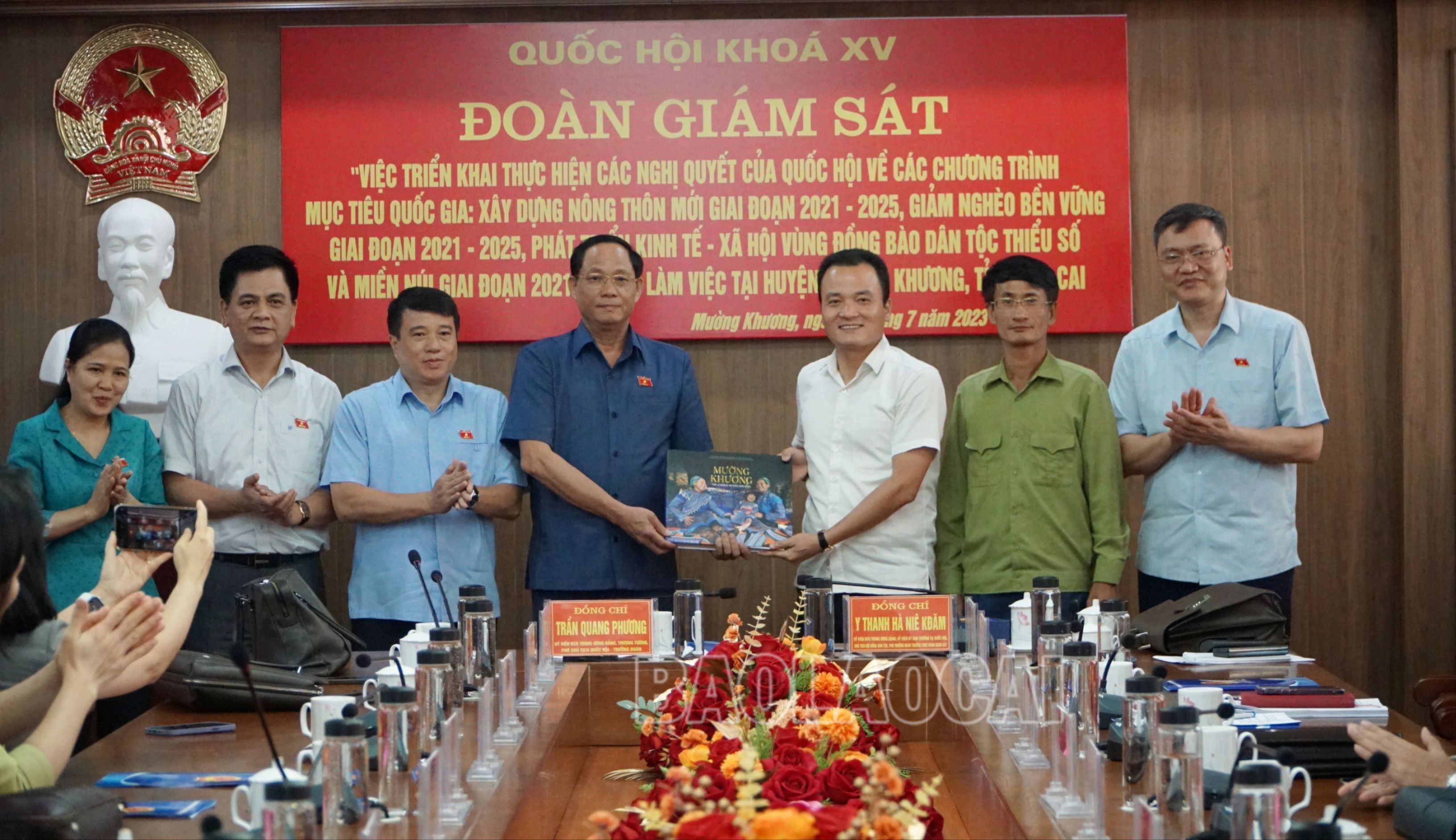 Huyện ủy, HĐND, UBND huyện Mường Khương tặng quà lưu niệm cho Đoàn giám sát Quốc hội. MTXX_MH20230705_135306630.jpg