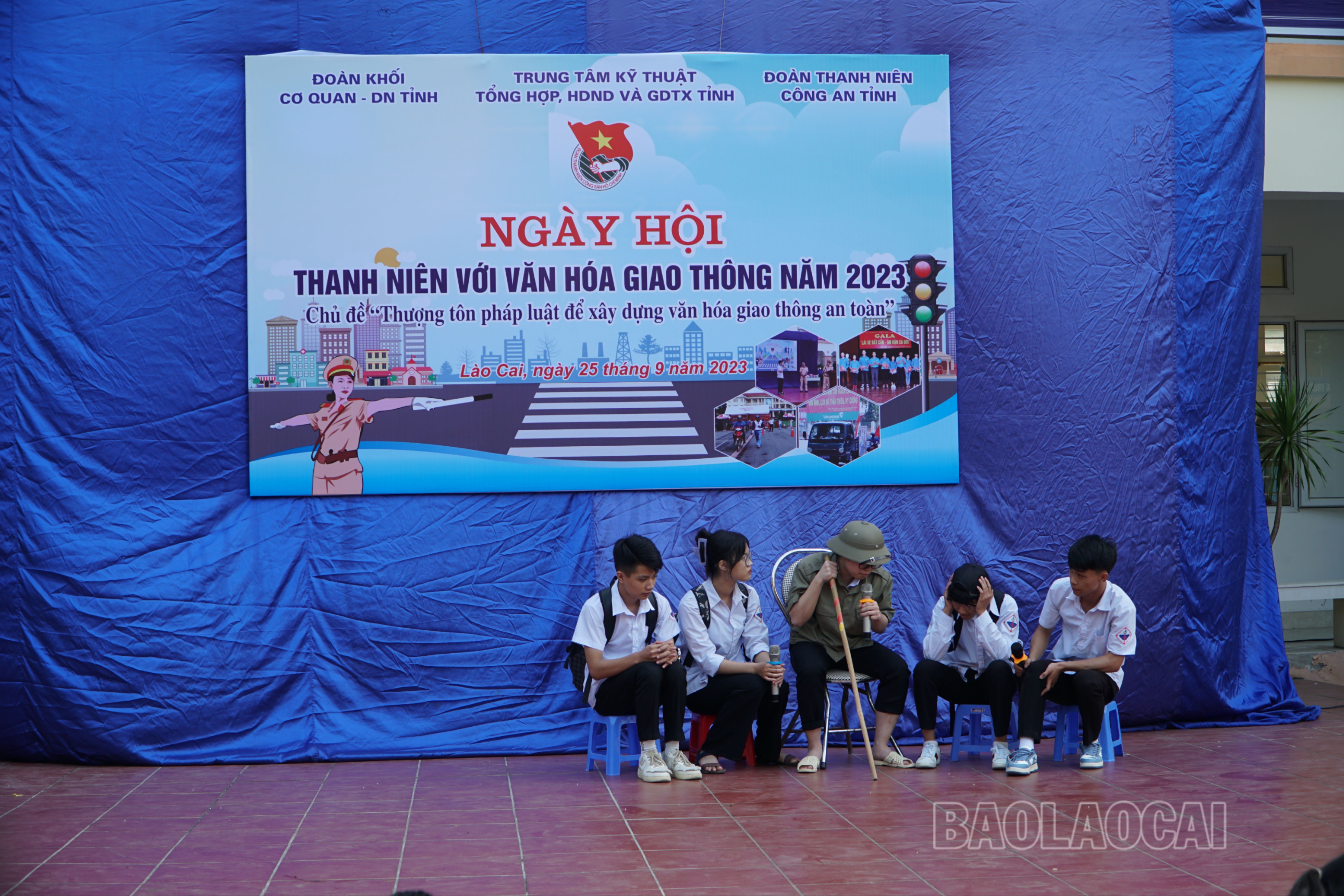 Đoàn viên, thanh niên, học sinh diễn tiểu phẩm chủ đề thanh niên với văn hóa giao thông. DSC09381.JPG