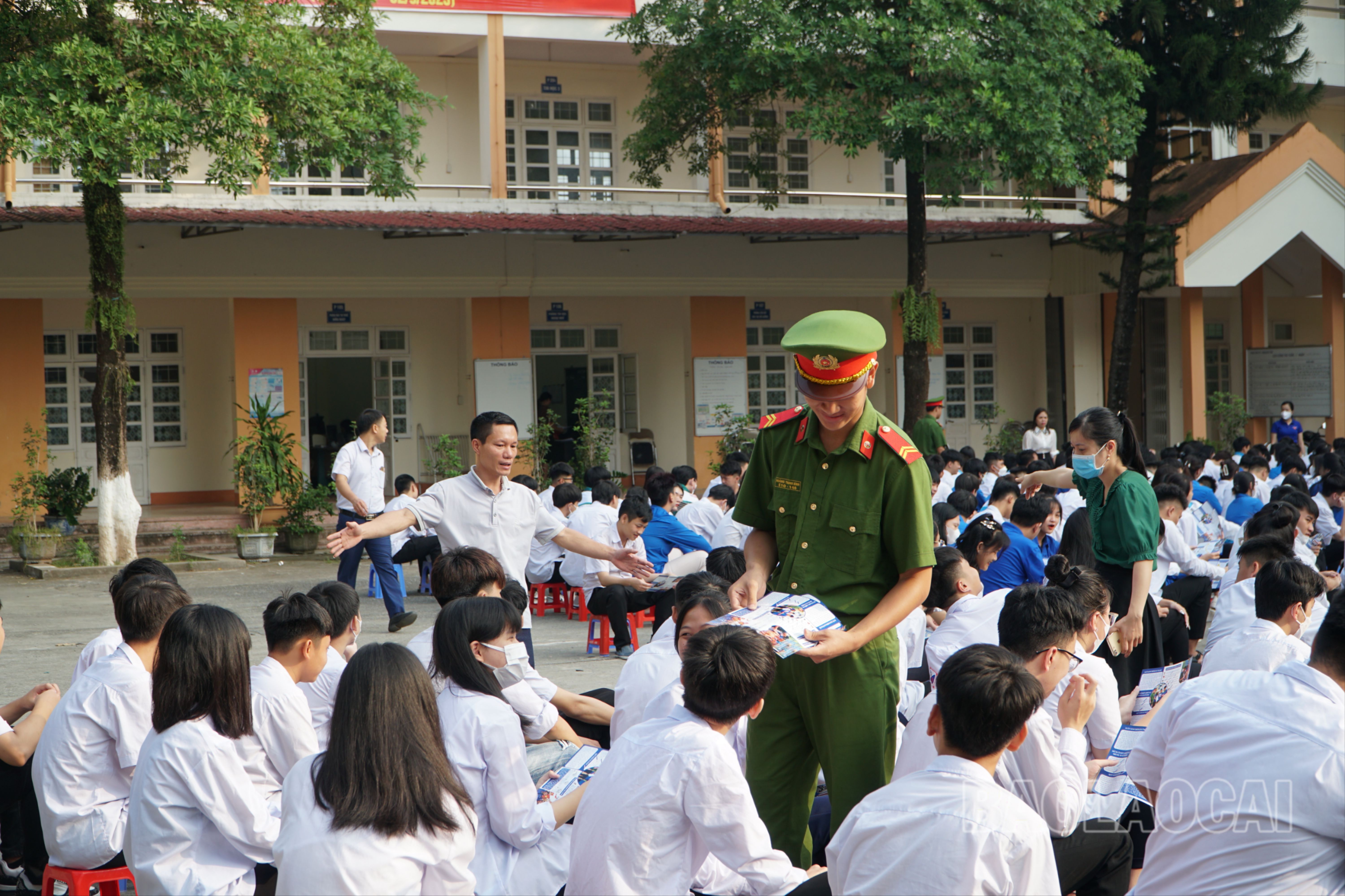 Phát tờ rơi tuyên truyền Luật Giao thông đường bộ cho đoàn viên, thanh niên. DSC09372.JPG