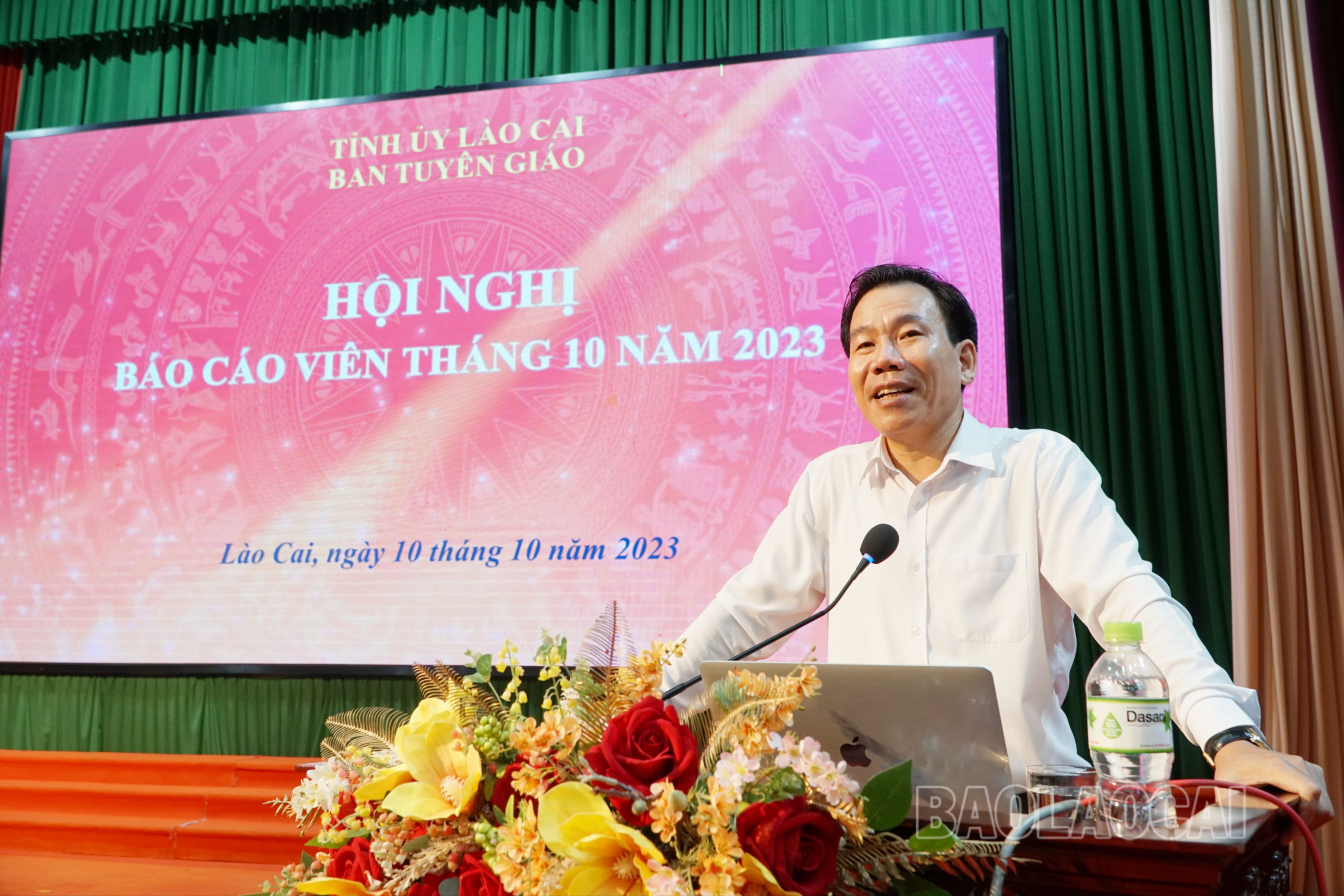 Đồng chí Dương Đức Huy, Ủy viên Ban Thường vụ, Trưởng Ban Tuyên giáo Tỉnh ủy trình bày một số chuyên đề. IMG_20231010_101905.jpg