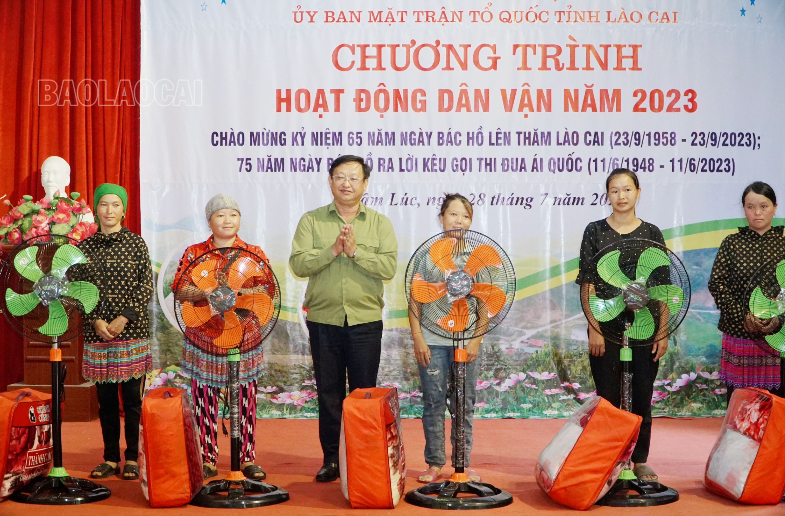Tặng đồ dùng sinh hoạt cho các hộ gia đình (trị giá 20 triệu đồng). MTXX_MH20230728_143854654.jpg