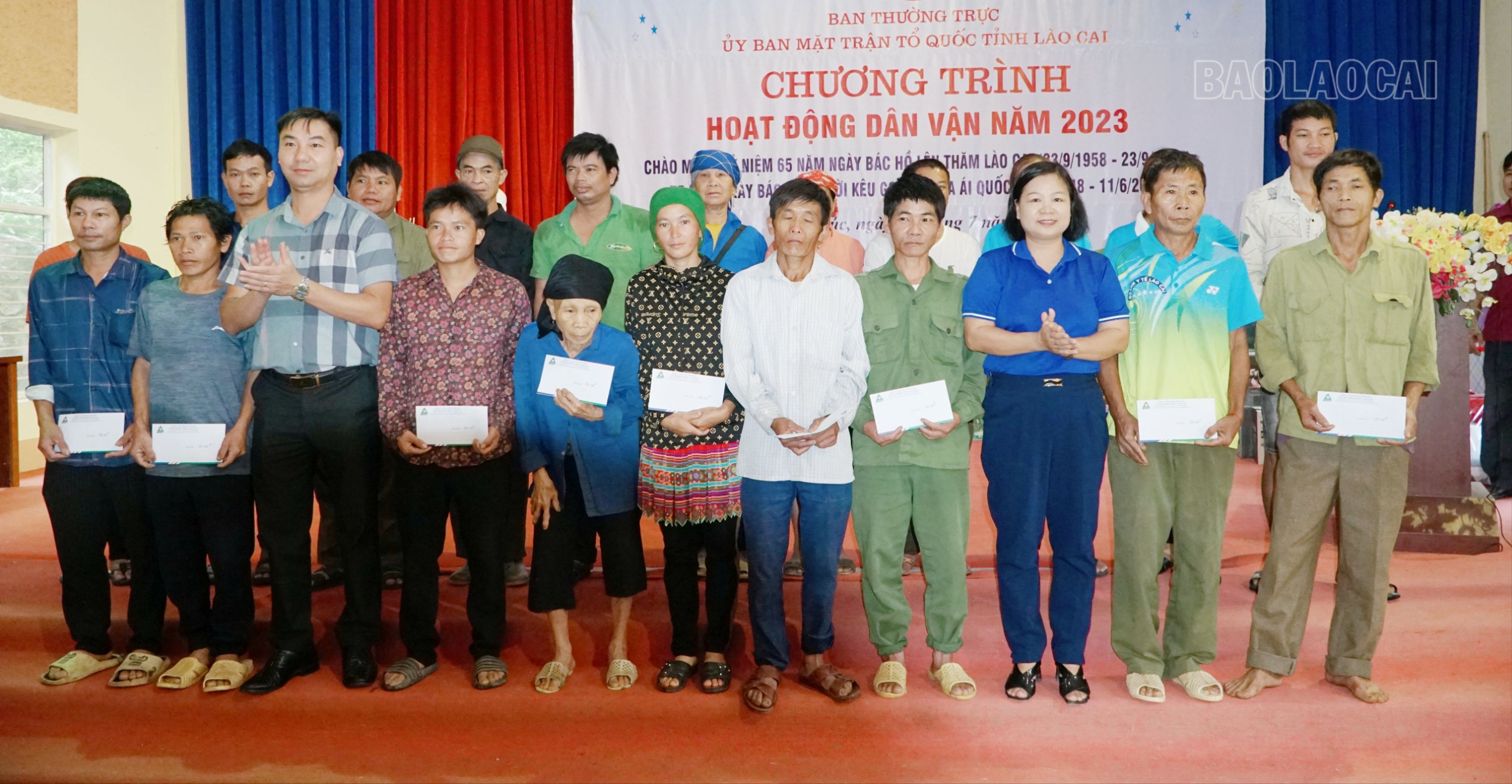 Tặng 20 suất quà mỗi suất trị giá 500.000 đồng cho các hộ có hoàn cảnh khó khăn. MTXX_MH20230728_143828447.jpg