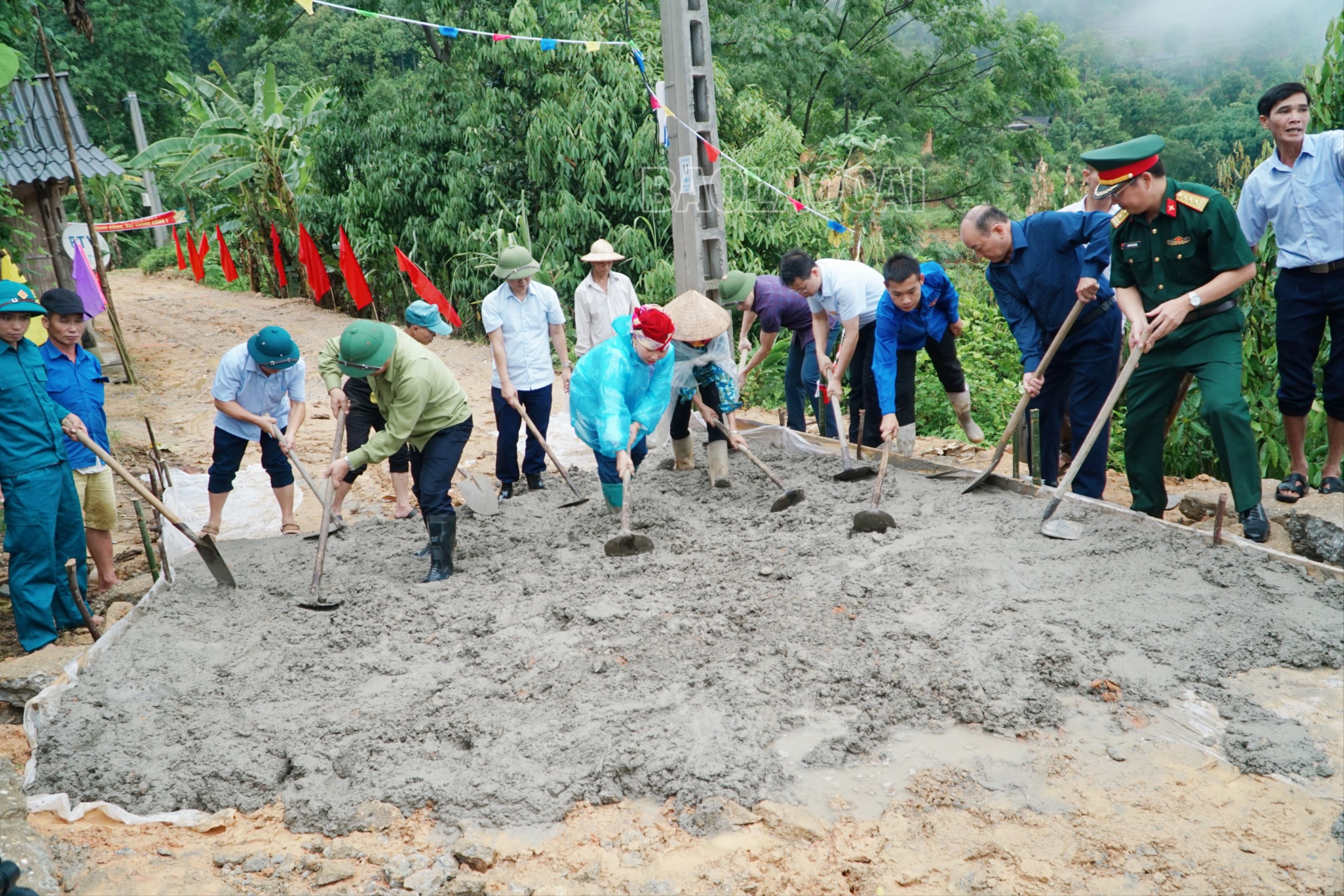 Cùng Nhân dân đổ bê tông đường giao thông nông thôn. MTXX_MH20230728_143935244.jpg