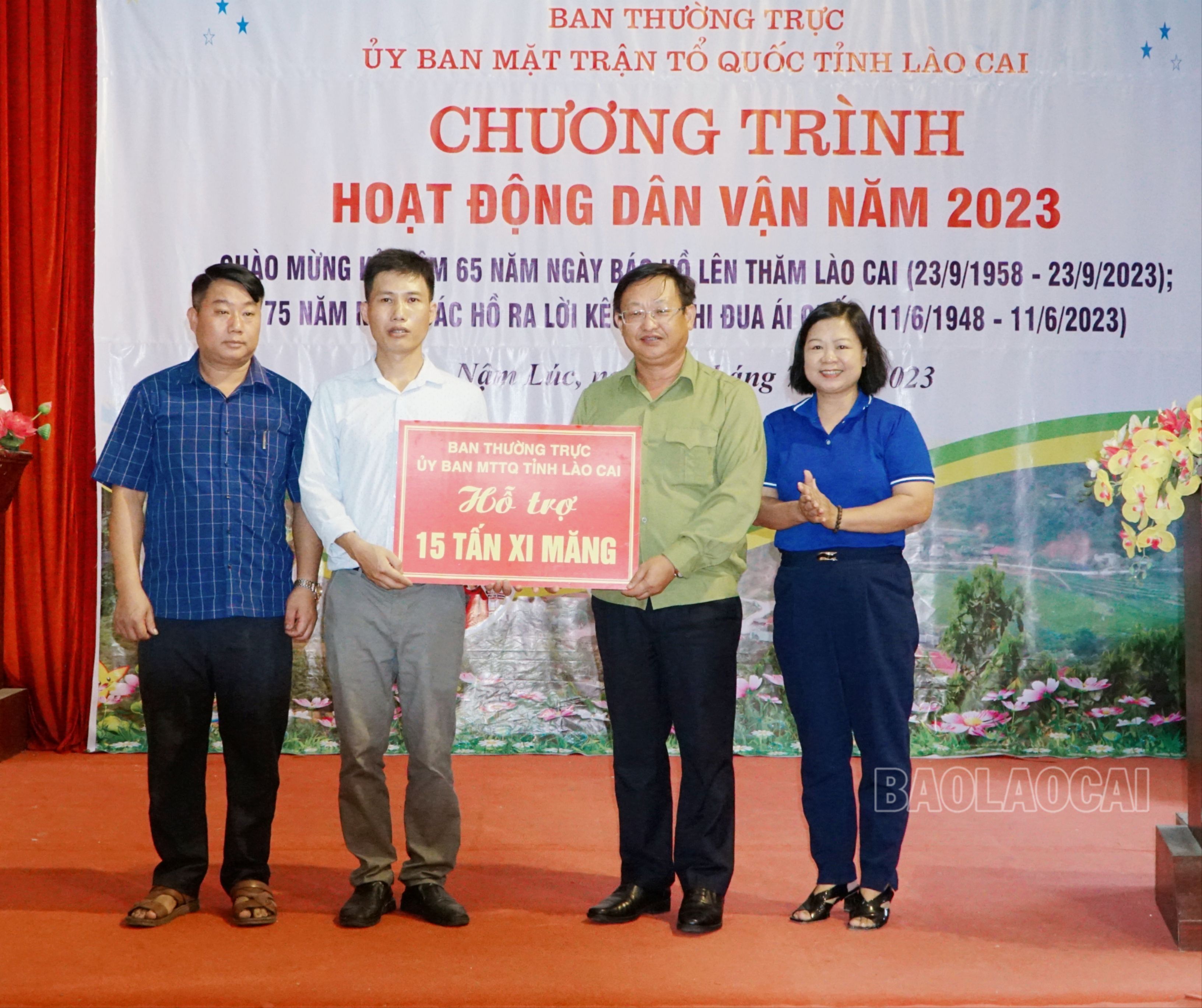 Ban Thường trực Ủy ban MTTQ Việt Nam tỉnh Lào Cai trao hỗ trợ 15 tấn xi măng làm đường giao thông nông thôn. MTXX_MH20230728_143753568.jpg