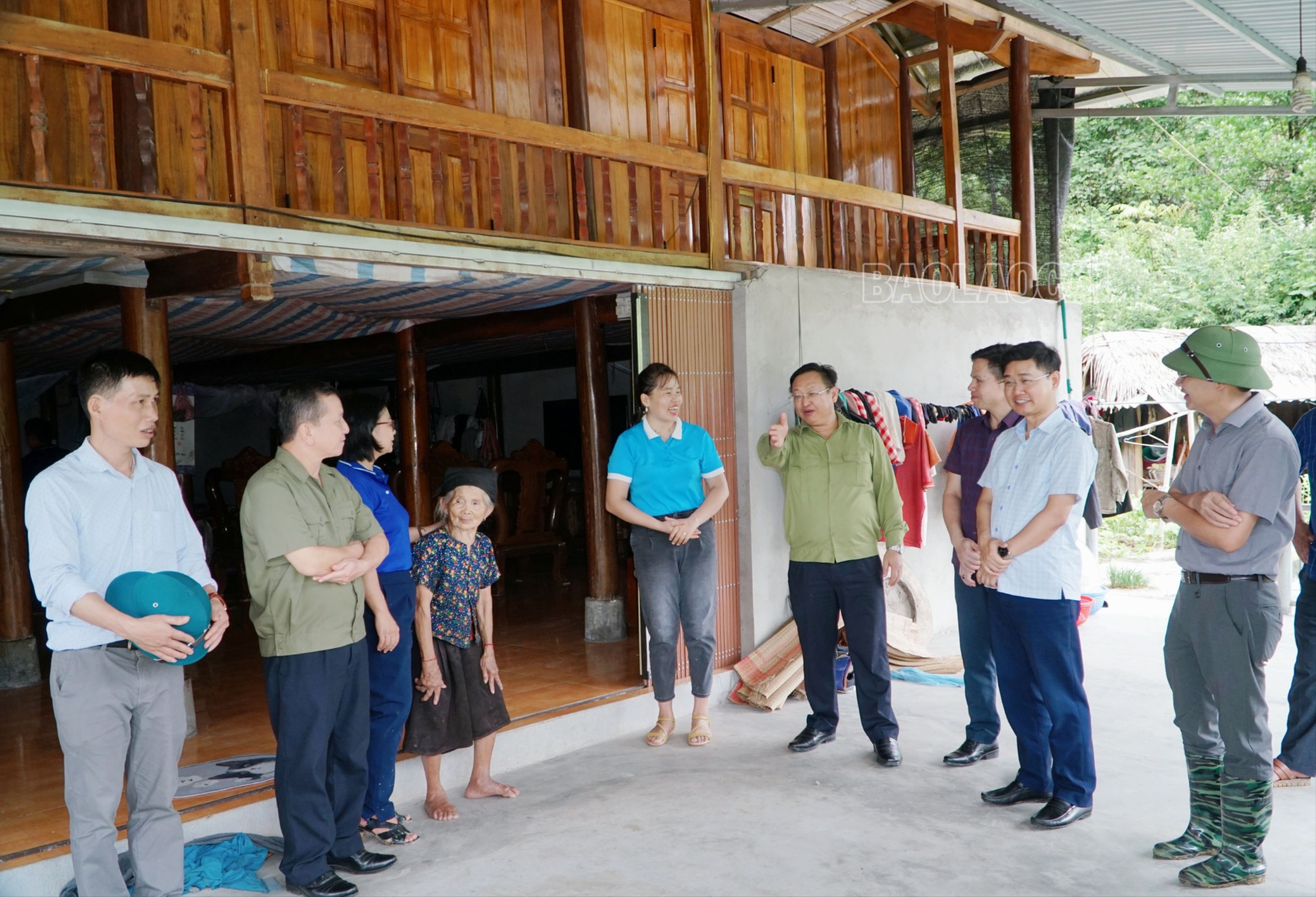 Hướng dẫn xây dựng mô hình "Nhà sạch, vườn đẹp" cho các hộ dân trên địa bàn. MTXX_MH20230728_144020212.jpg