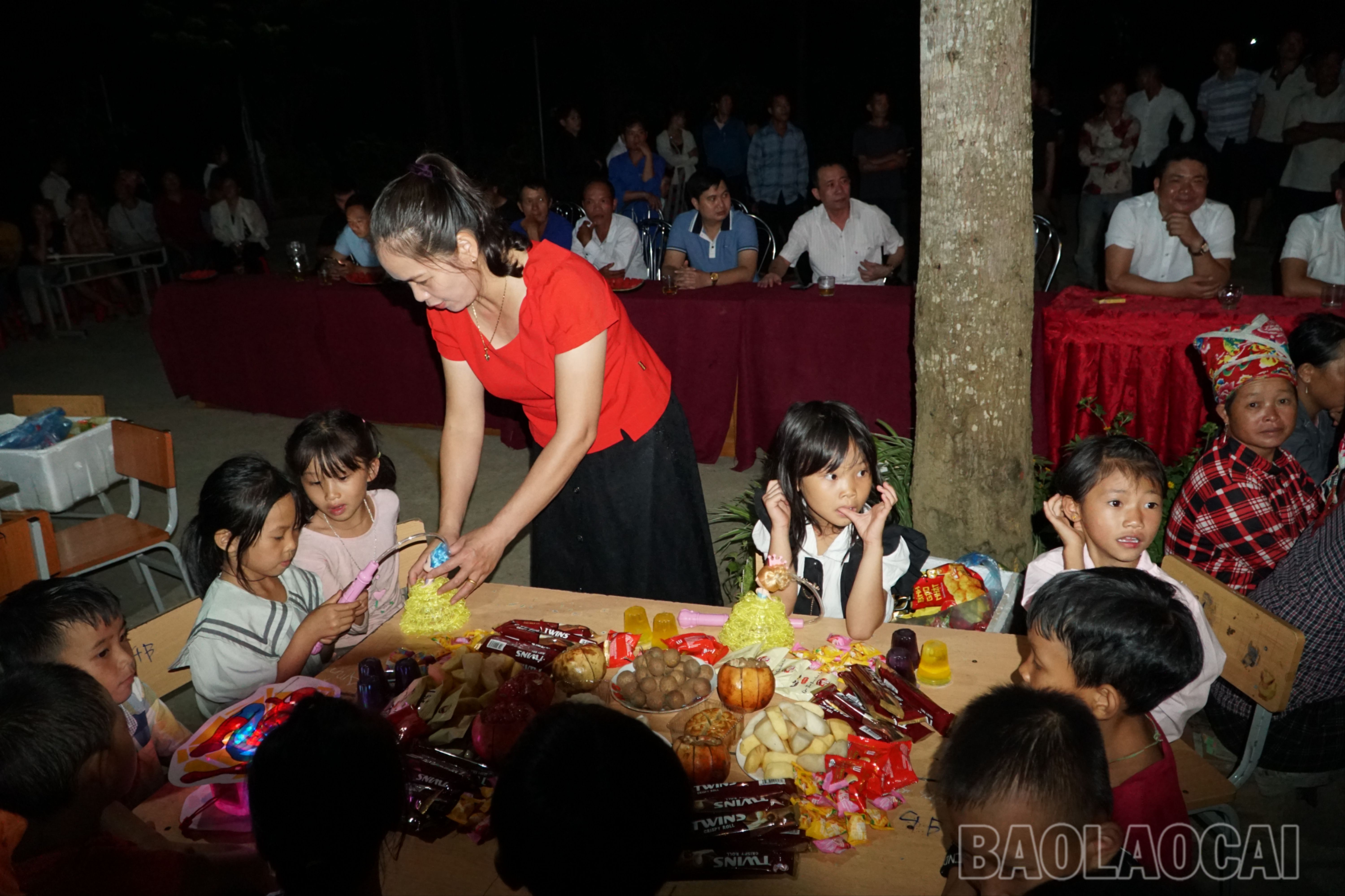 Lần đầu tiên trẻ em xã Dền Sáng được tham gia chương trình trung thu ý nghĩa và quy mô như thế. DSC09219.JPG