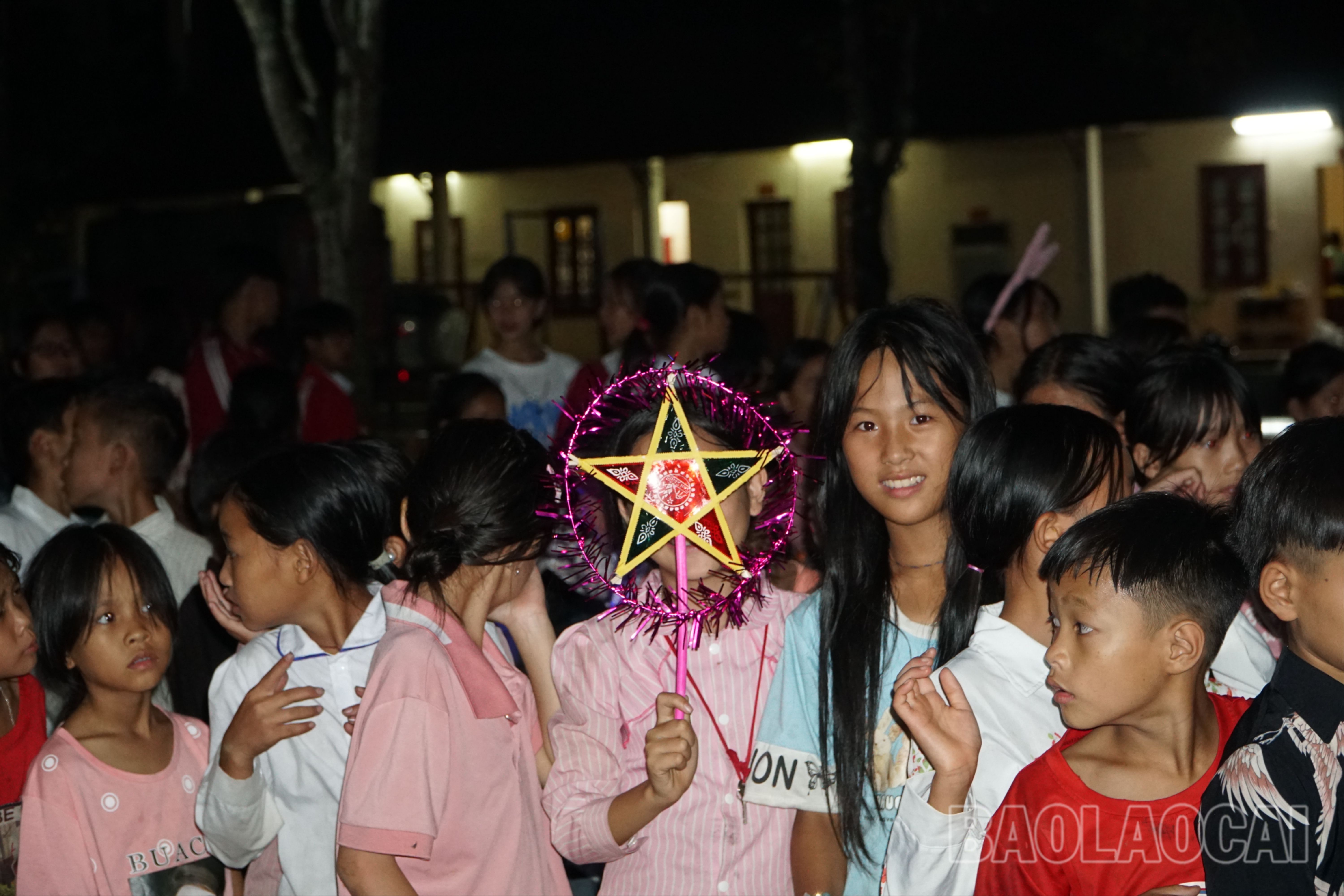 Những cô bé, cậu bé có mặt từ rất sớm, háo hức chờ đợi giờ múa lân, biểu diễn văn nghệ, phá cỗ, trông trăng. DSC09146.JPG