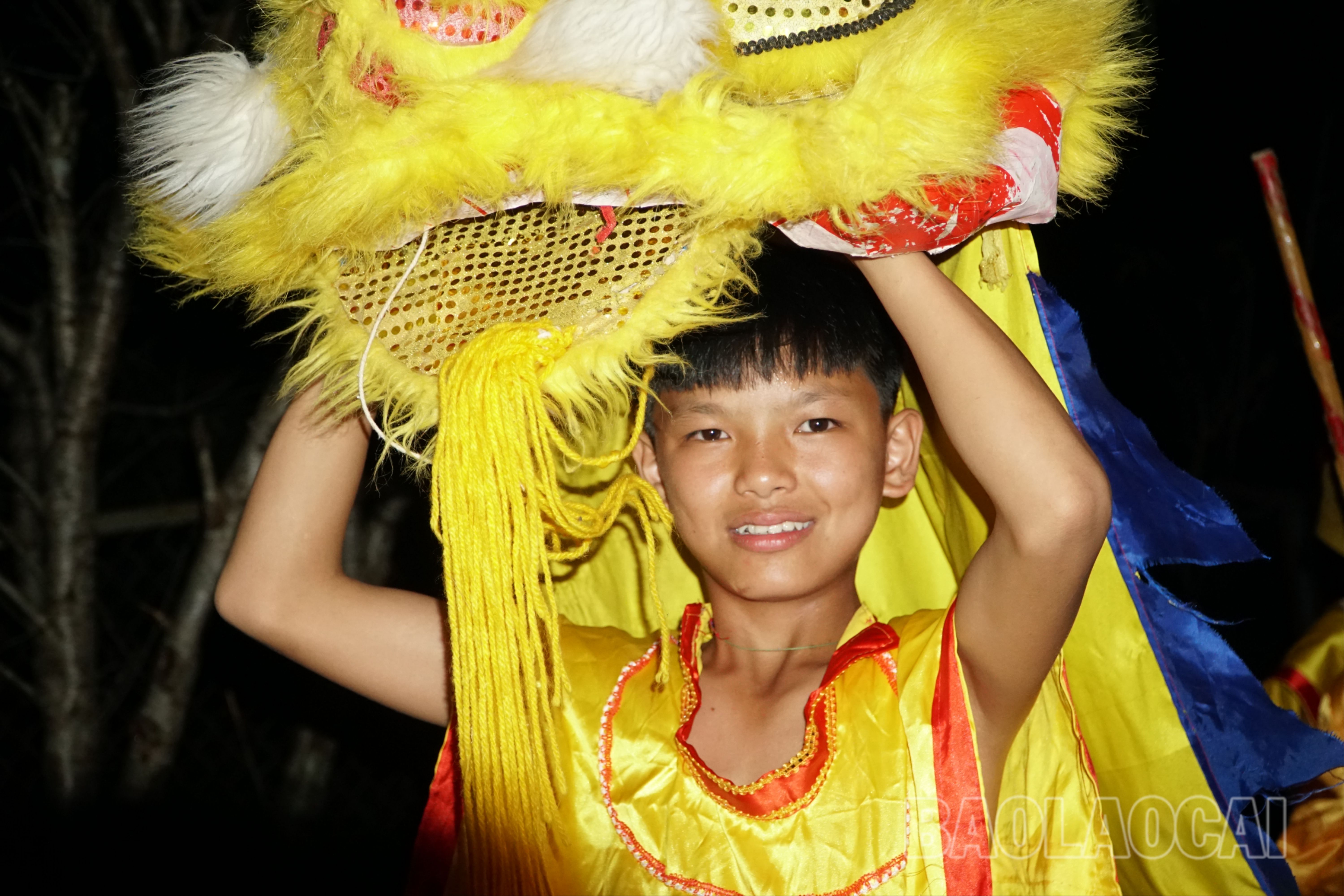 Đội múa lân đã sẵn sàng. Nhiều trẻ vùng cao Dền Sáng lần đầu tiên được xem tiết mục này. DSC09176.JPG