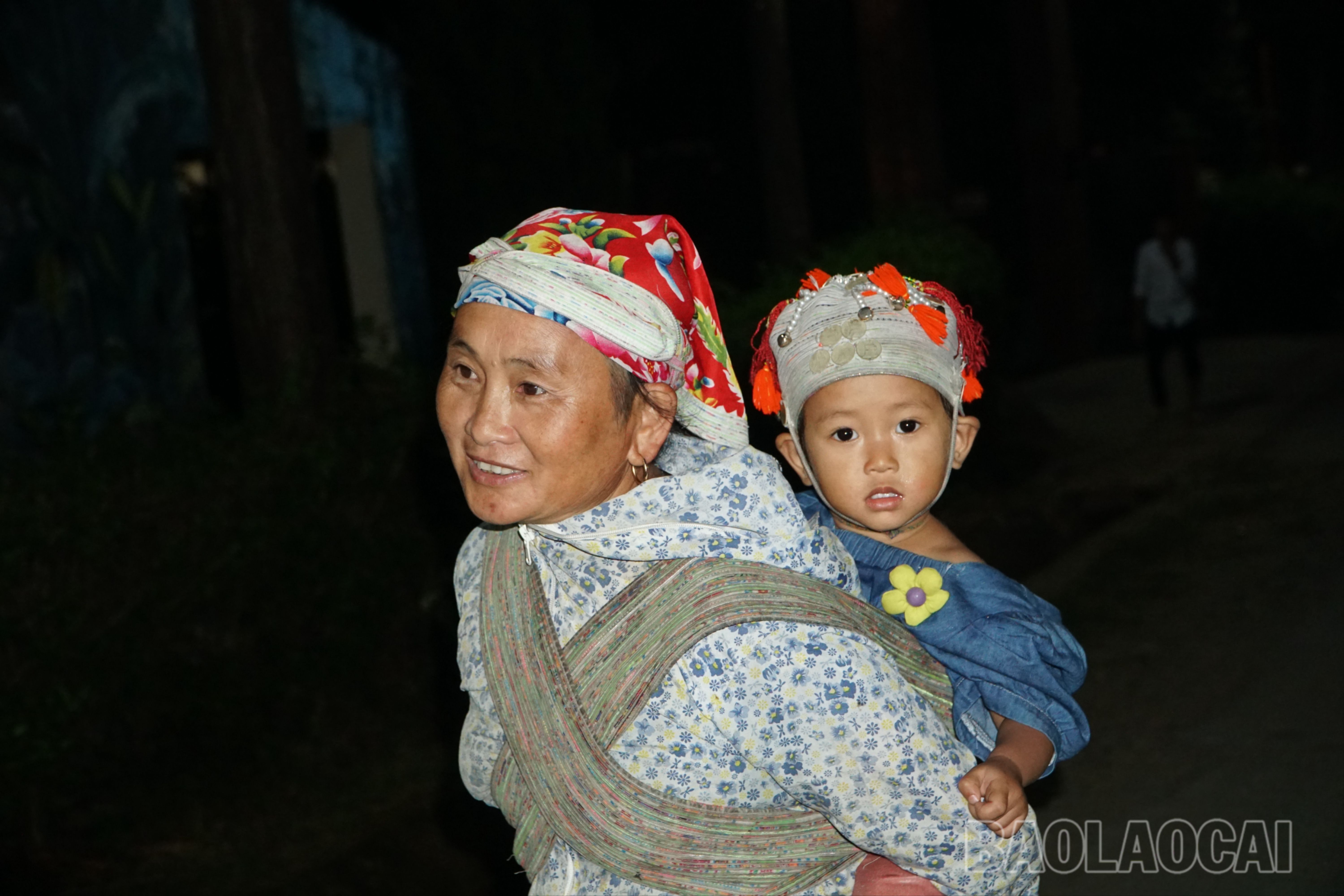 Bé Chảo Thu Hoài được bà cõng đi vui trung thu. DSC09156.JPG