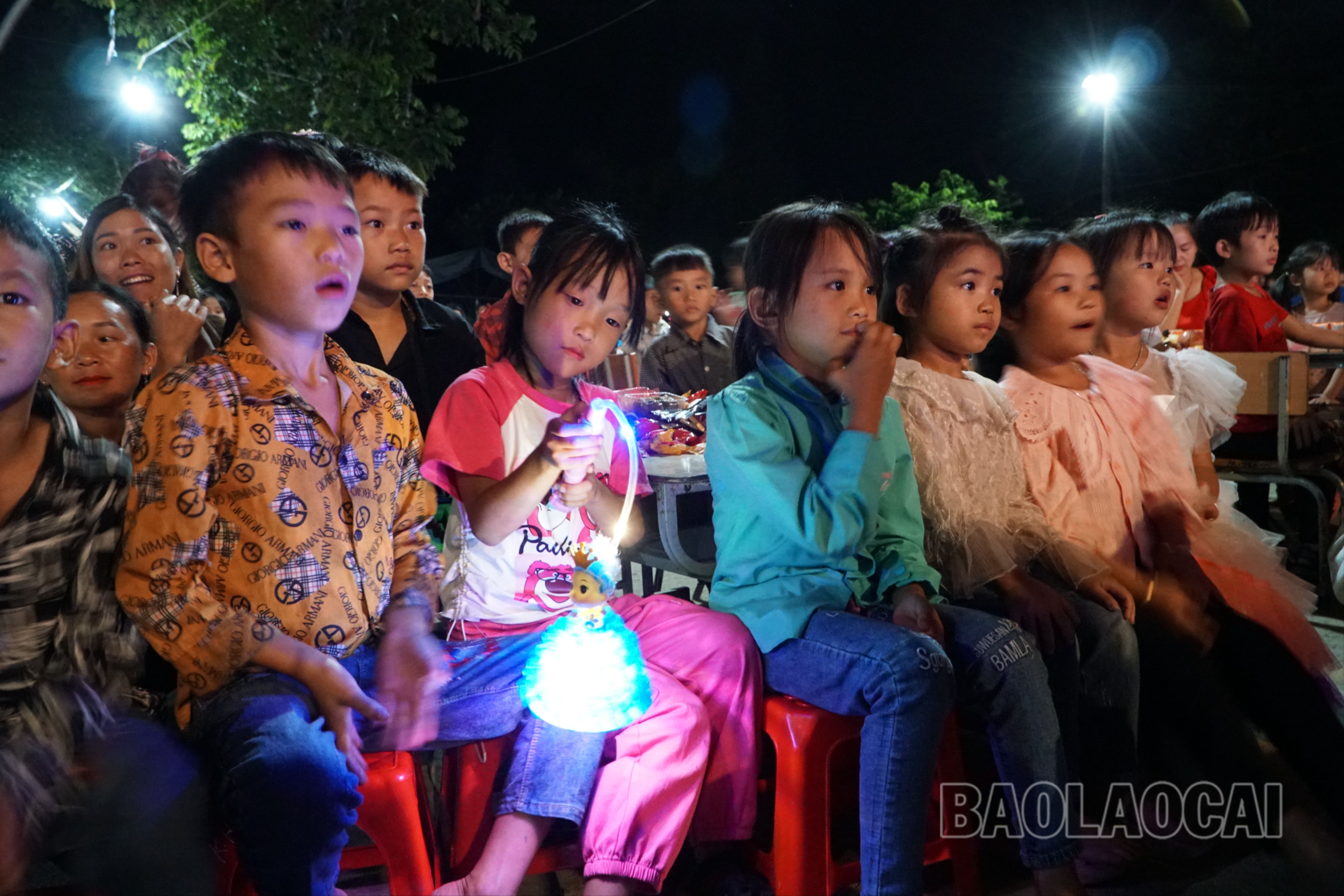 Tò mò về món đồ chơi mới được tặng. DSC09280.JPG