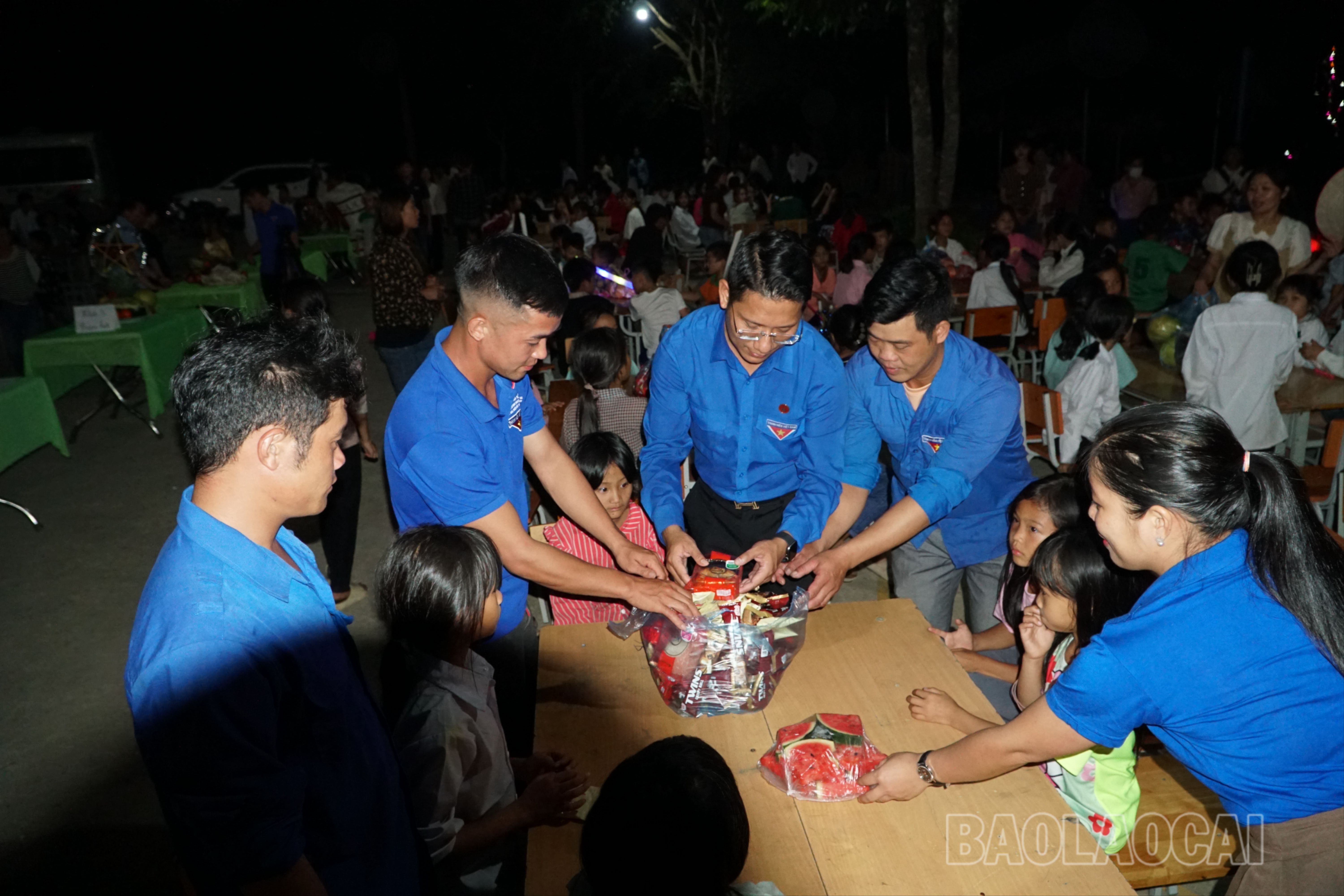 Với trẻ em, niềm vui nhất là giờ được chia bánh, kẹo. DSC09188.JPG