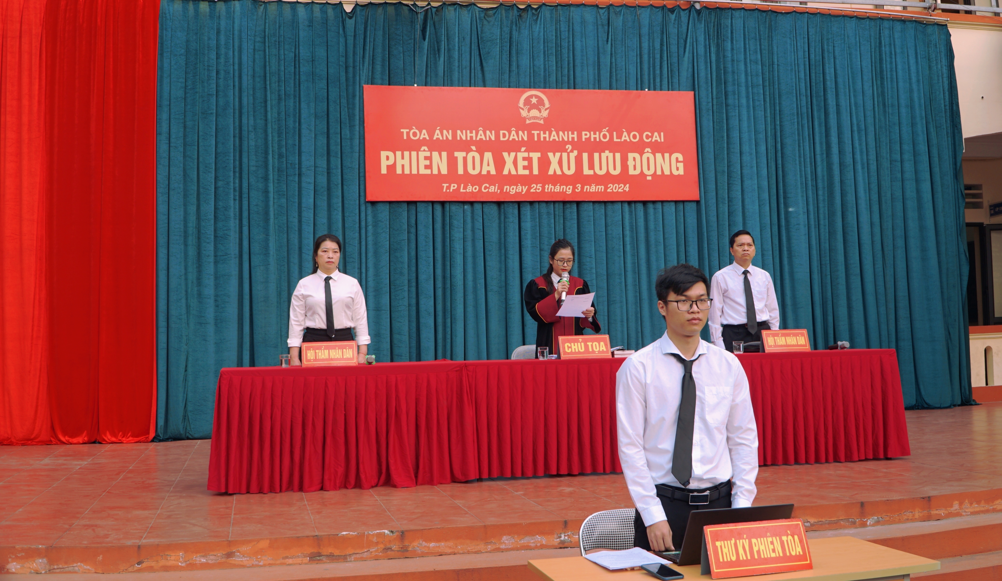 TAND thành phố Lào Cai: Tổ chức phiên tòa xét xử lưu động kết hợp giáo dục pháp luật cho hơn 1.100 học sinh ảnh 3 IMG_20240325_102101_batch_3_1711337029970.jpg