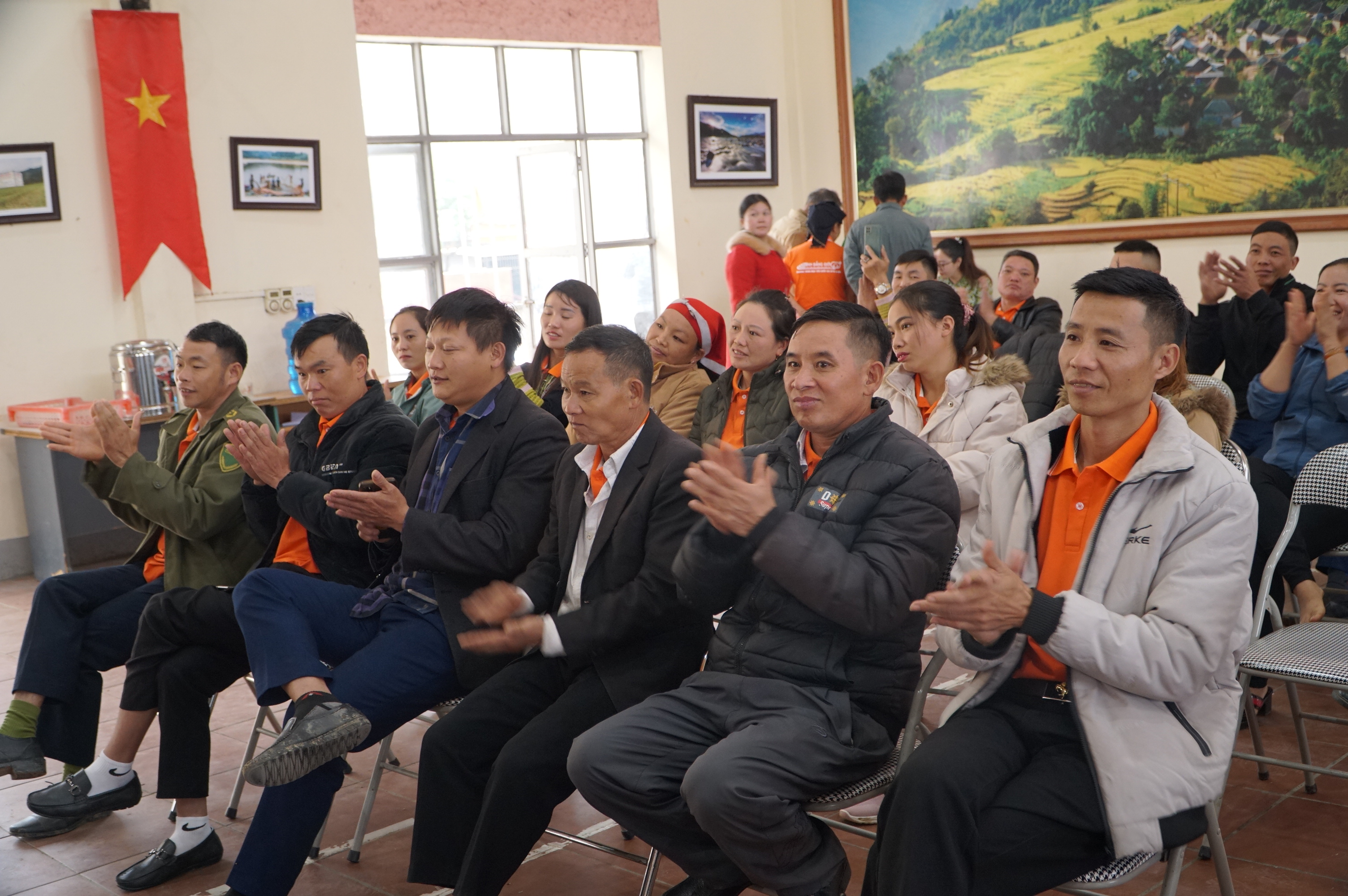 Chương trình giao lưu thu hút đông khán giả đến xem và cổ vũ. DSC01991.JPG