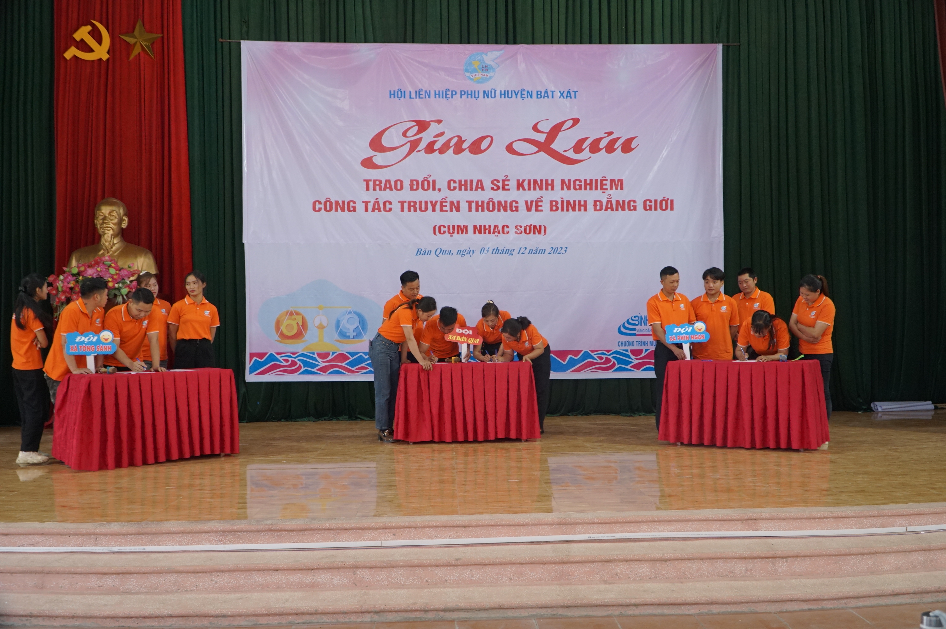 Các tổ truyền thông cộng đồng tranh tài ở phần thi kiến thức. DSC01974.JPG
