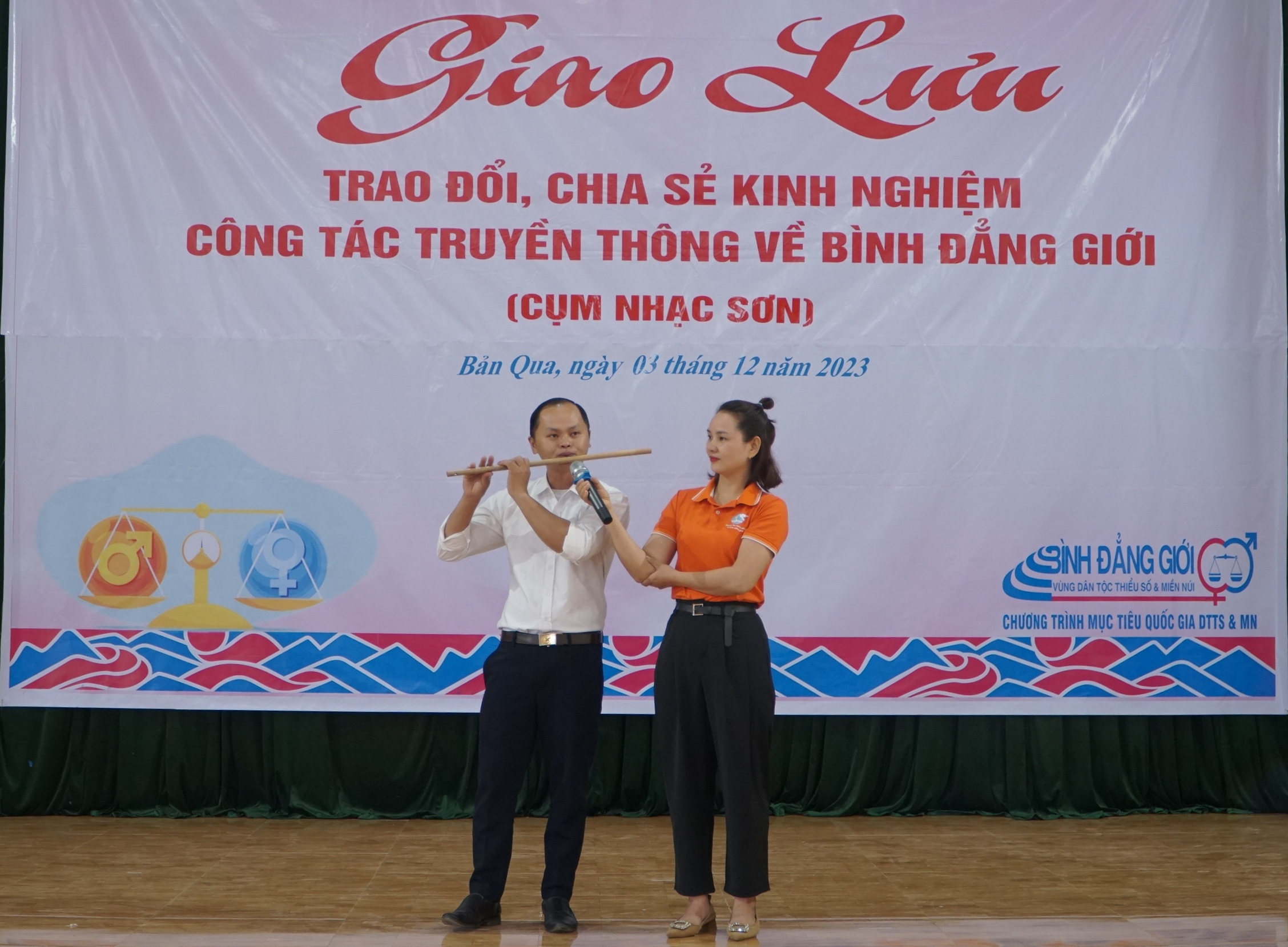 Tại các chương trình giao lưu, các tổ truyền thông cộng đồng đem đến nhiều tiết mục văn nghệ đậm đà bản sắc dân tộc. IMG_20231204_223754.jpg