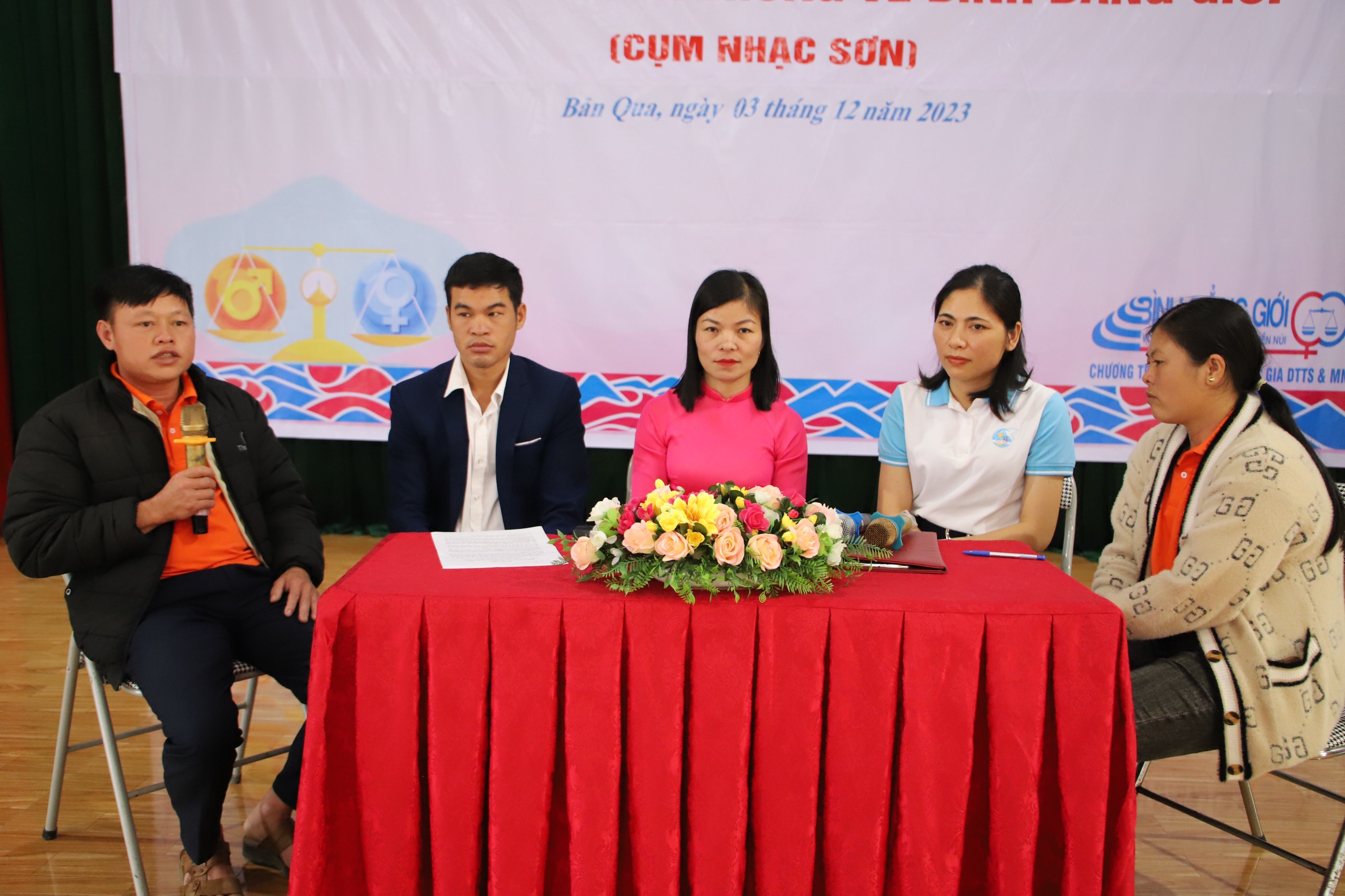 Những kinh nghiệm hay, giải pháp tháo gỡ khó khăn trong triển khai truyền thông về bình đẳng giới tại cộng đồng được chia sẻ. IMG_20231203_215337.jpg