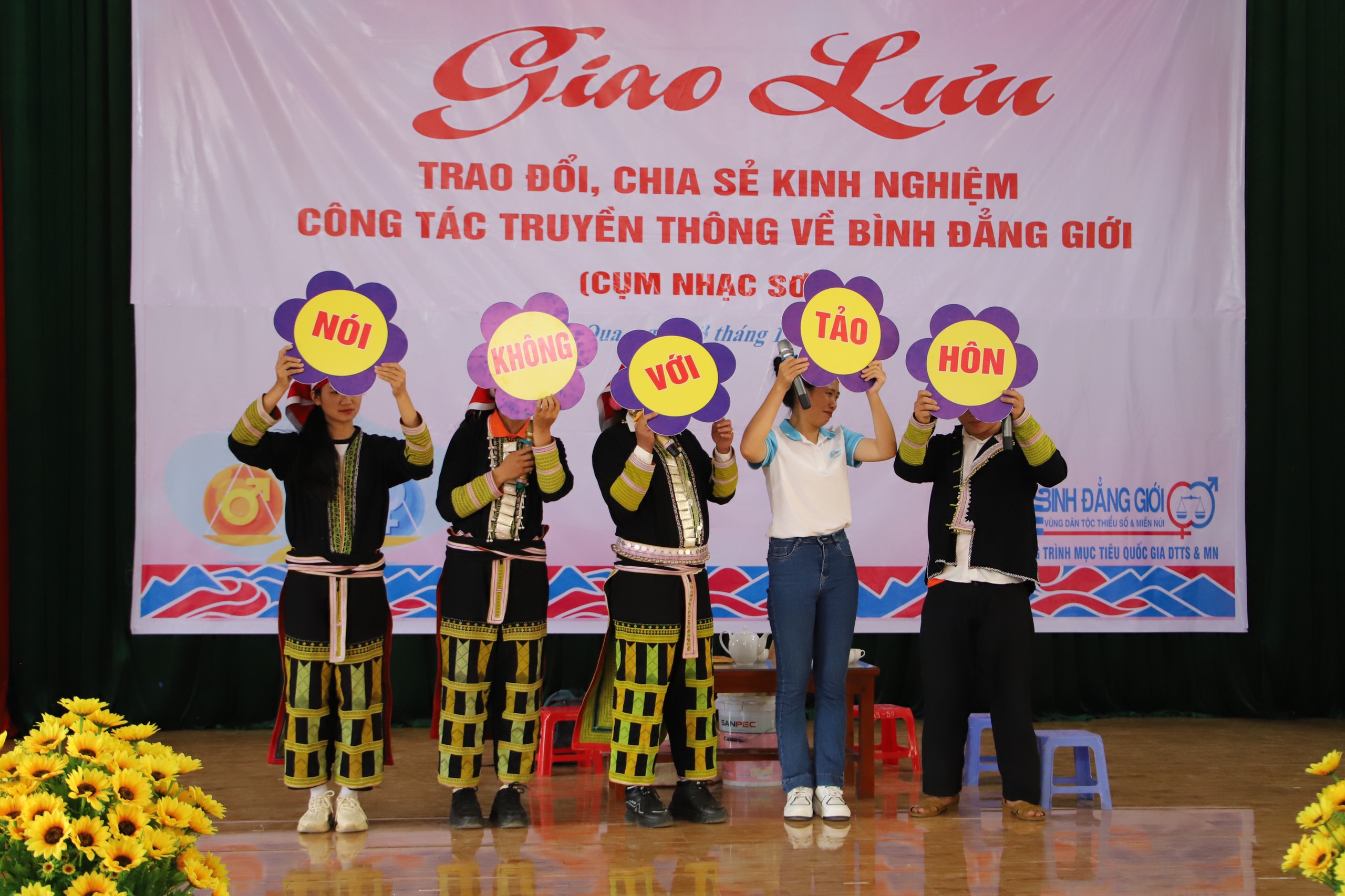 Các thành viên tổ truyền thông cộng đồng thể hiện khả năng tuyên truyền của mình. IMG_20231203_215327.jpg