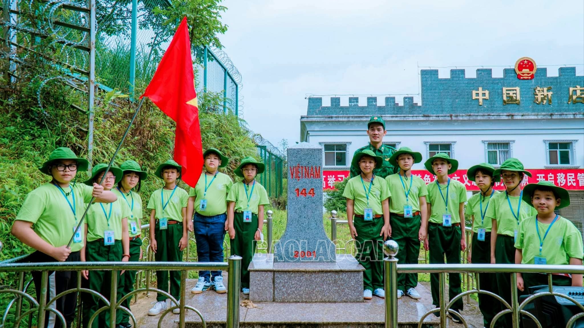 Tham quan các di tích lịch sử, cột mốc biên giới, nghe chuyện cha ông dũng cảm hy sinh vì độc lập, tự do, bình yên biên giới đã giáo dục lòng yêu nước, niềm tự hào dân tộc trong trái tim các chiến sỹ biên phòng "nhí". MTXX_MH20230709_170958407.jpg