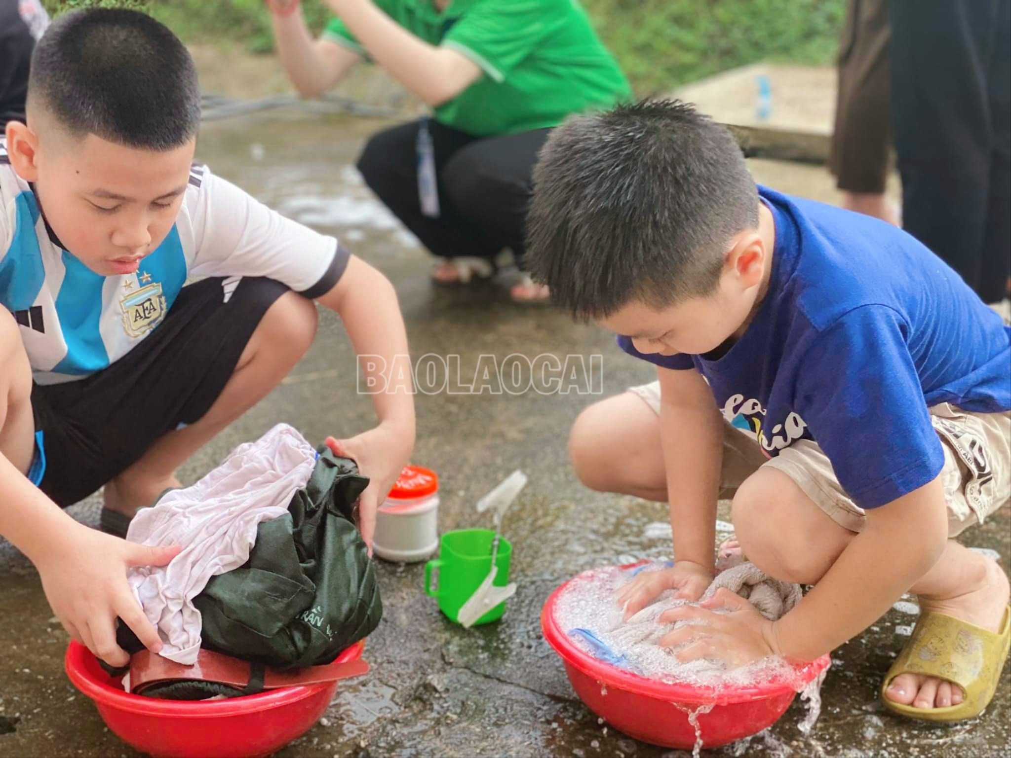 Nếu ở nhà, các em được sự chăm sóc của bố mẹ, thì khi gia nhập môi trường quân ngũ đều tự làm những công việc phục vụ cá nhân cơ bản trong đó có giặt quần áo bằng tay. MTXX_MH20230709_171112448.jpg