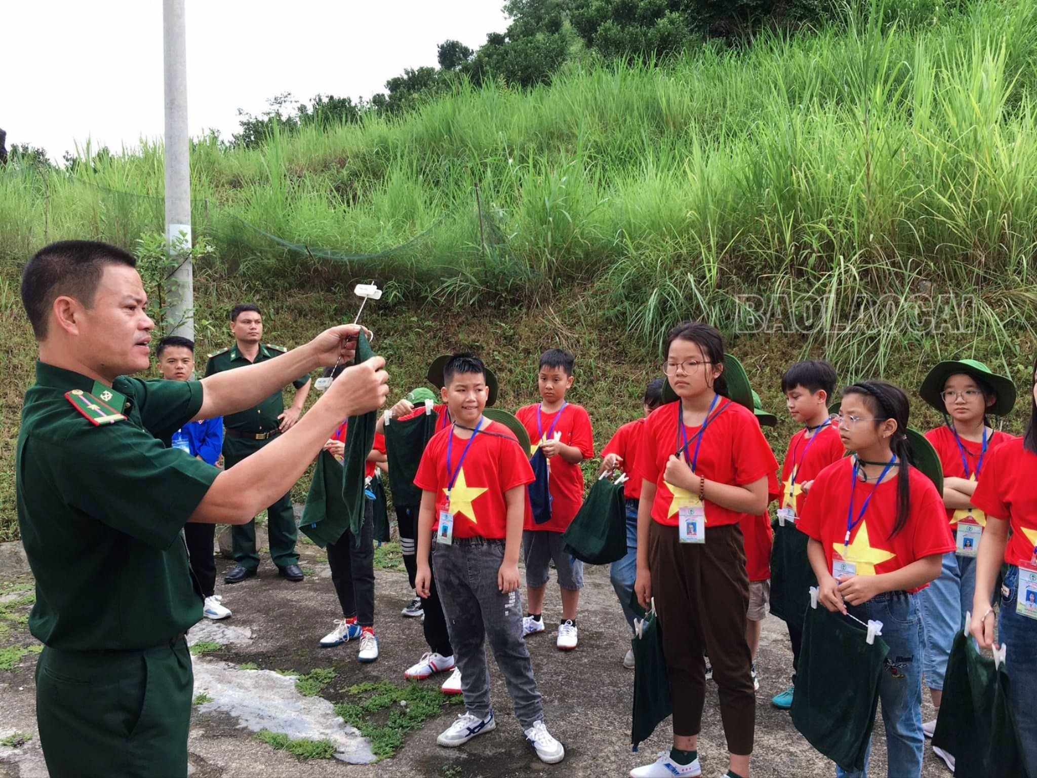 Những ngày đầu trong "quân ngũ", các chiến sỹ biên phòng "nhí" được hướng dẫn cách gấp chăn màn, quần áo, sắp xếp nội vụ vệ sinh. MTXX_MH20230709_171251018.jpg
