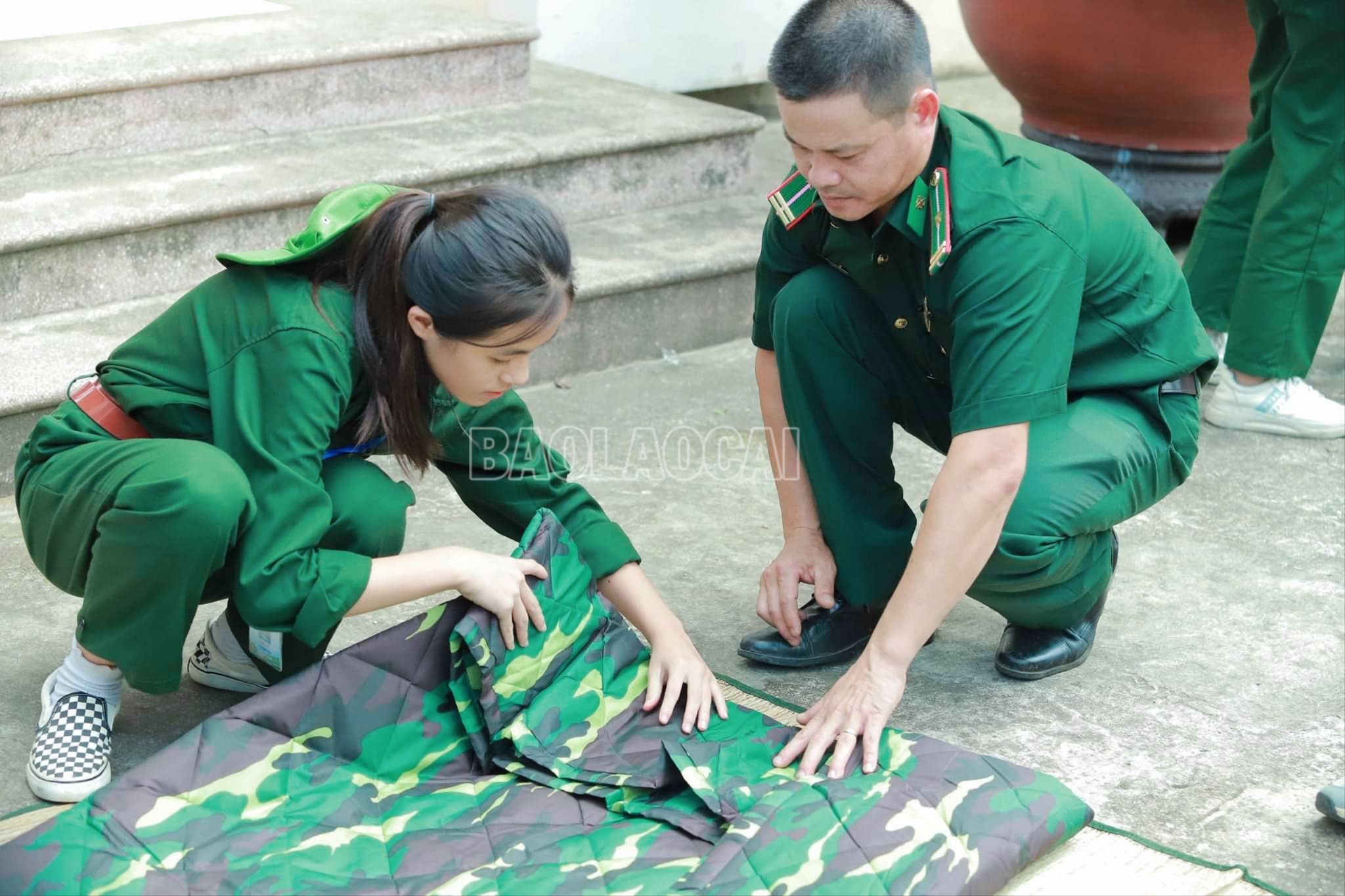 Các chiến sỹ biên phòng "nhí" phải tuân thủ gấp chăn gọn gàng, phẳng phiu, vuông vức, sắc cạnh. Đây được coi là một trong những phương pháp rèn luyện tính cẩn thận, tỉ mỉ, kiên trì và ngăn nắp. MTXX_MH20230709_171526091.jpg
